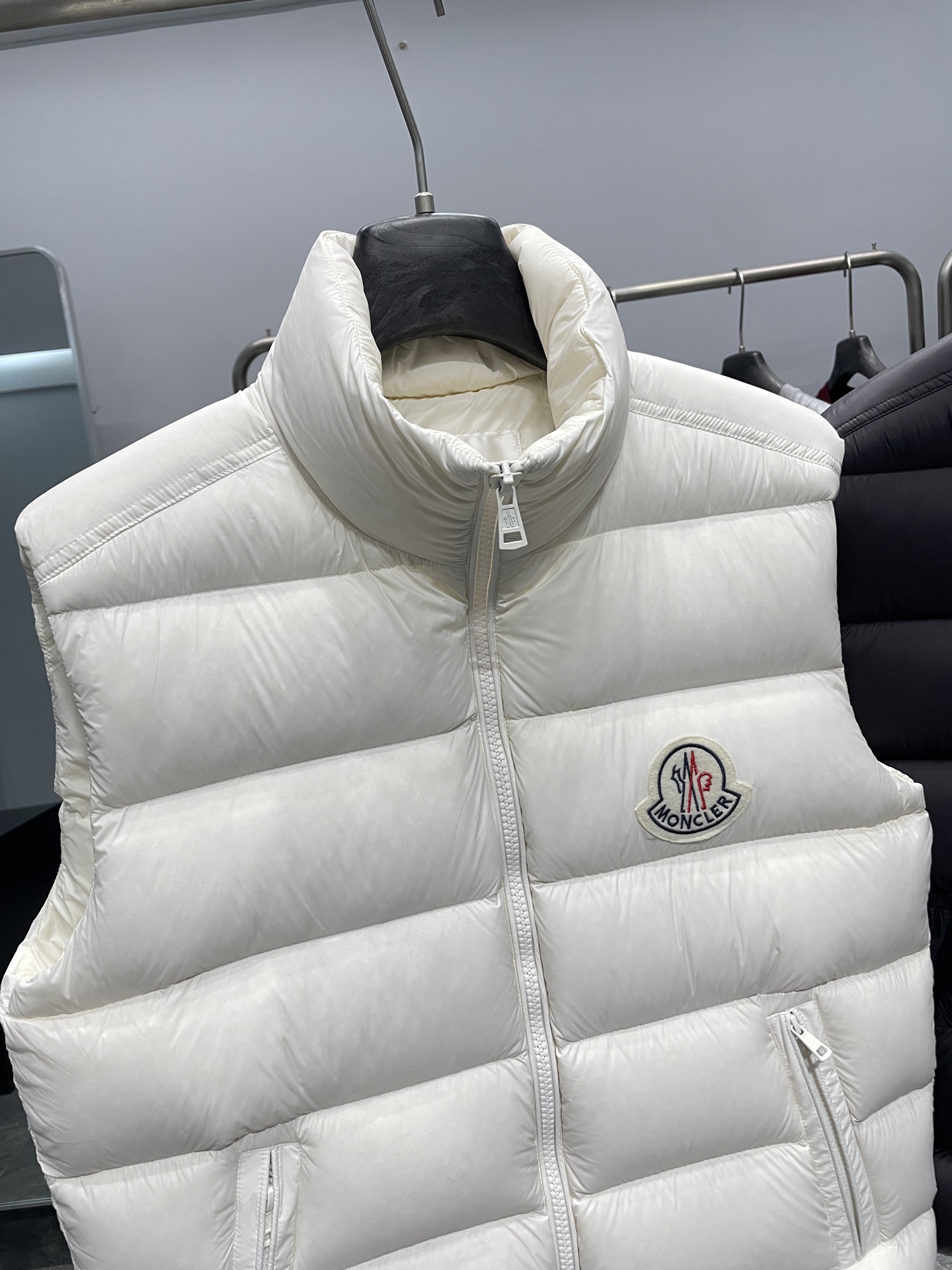 MON25FW秋冬新款轻薄尼龙立领羽绒马甲，男女同款经典毛毡徽章时尚保暖羽绒马甲外套！贸易公司渠道稀出，