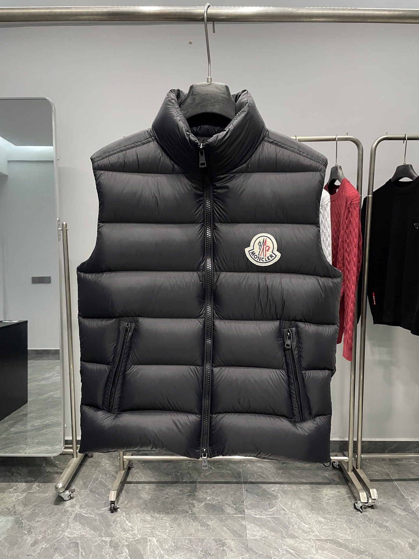 MON25FW秋冬新款轻薄尼龙立领羽绒马甲，男女同款经典毛毡徽章时尚保暖羽绒马甲外套！贸易公司渠道稀出，