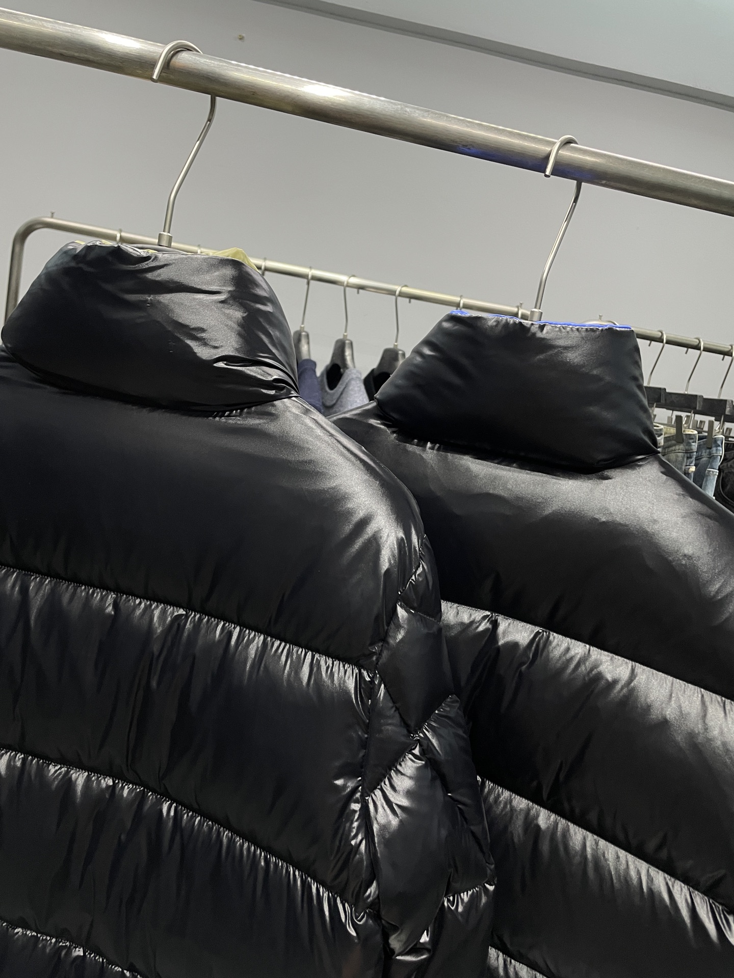 MON25FW秋冬款时尚哑光尼龙防水羽绒夹克，经典刺绣徽章高立领羽绒服外套！贸易公司重磅渠道稀出，可遇不