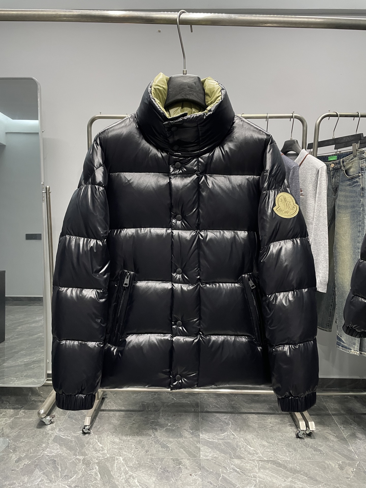 MON25FW秋冬款时尚哑光尼龙防水羽绒夹克，经典刺绣徽章高立领羽绒服外套！贸易公司重磅渠道稀出，可遇不