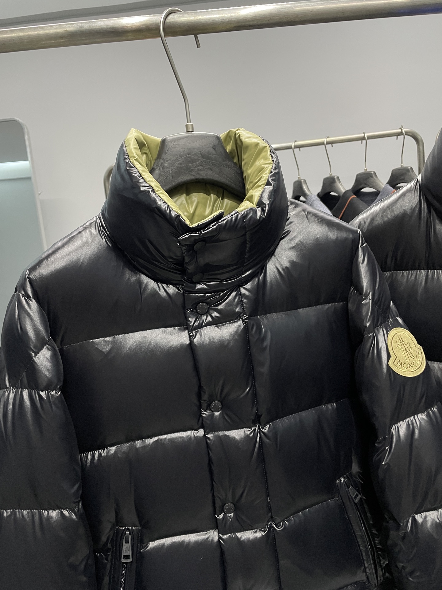 MON25FW秋冬款时尚哑光尼龙防水羽绒夹克，经典刺绣徽章高立领羽绒服外套！贸易公司重磅渠道稀出，可遇不