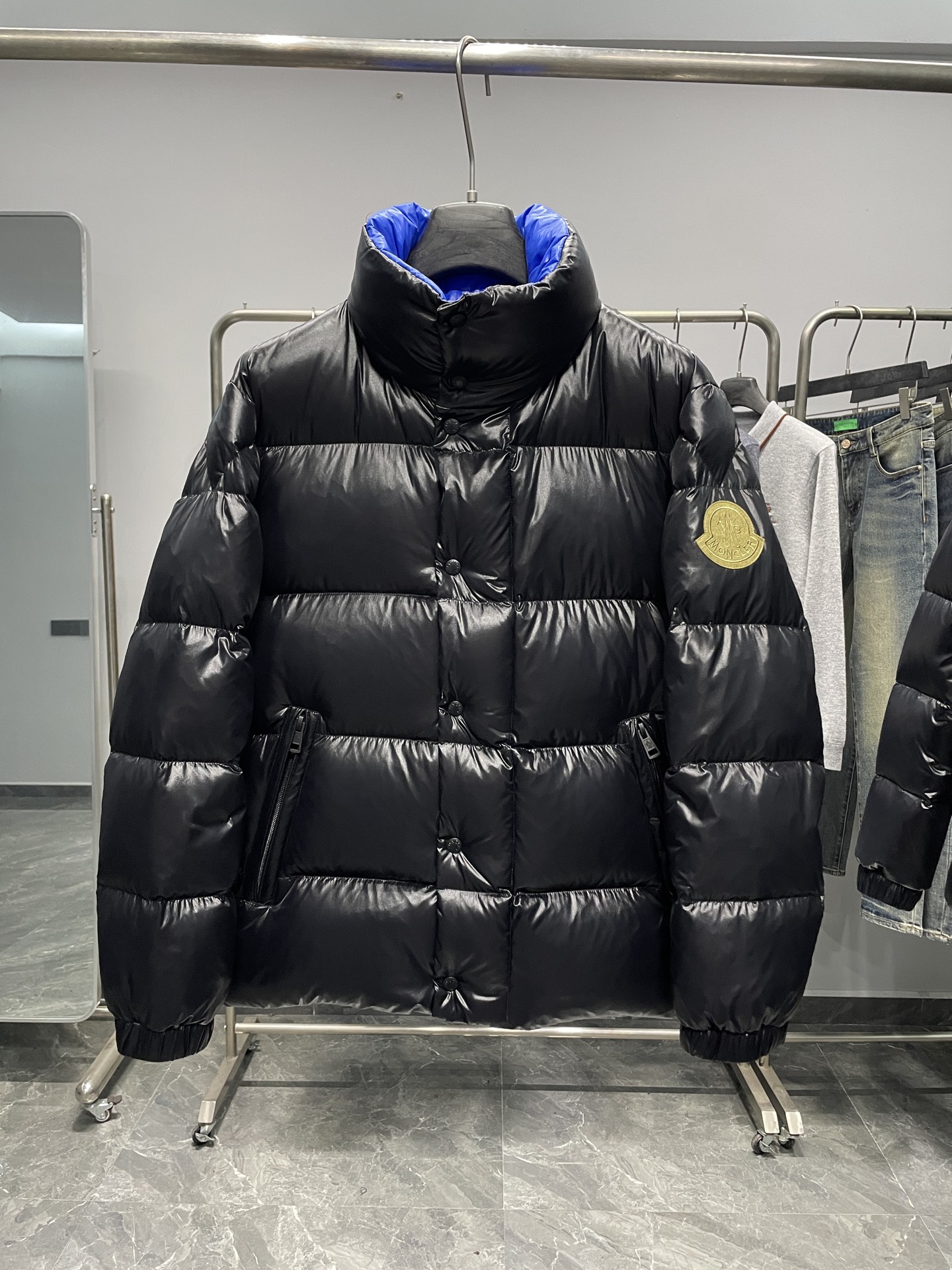 MON25FW秋冬款时尚哑光尼龙防水羽绒夹克，经典刺绣徽章高立领羽绒服外套！贸易公司重磅渠道稀出，可遇不
