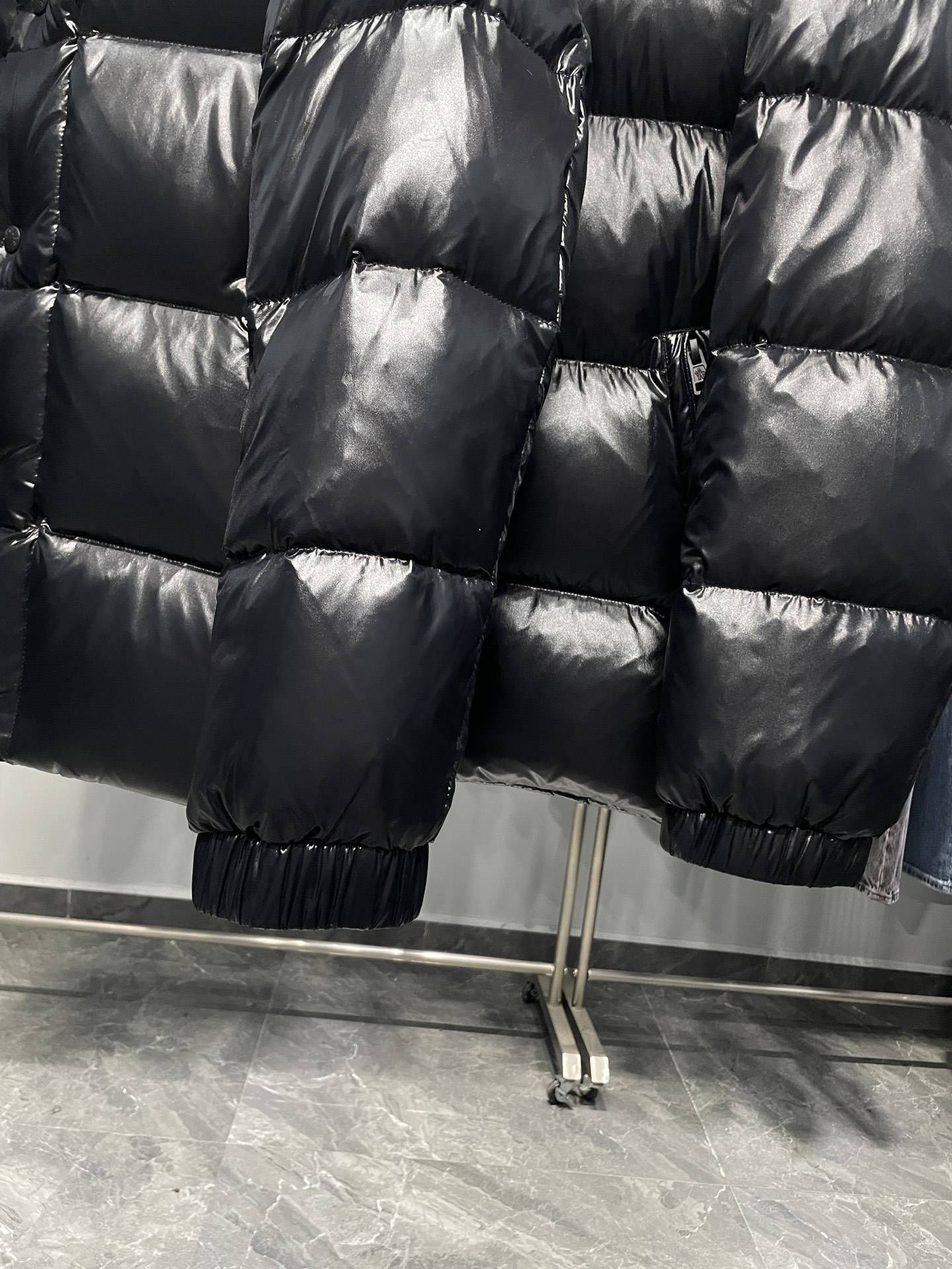 MON25FW秋冬款时尚哑光尼龙防水羽绒夹克，经典刺绣徽章高立领羽绒服外套！贸易公司重磅渠道稀出，可遇不