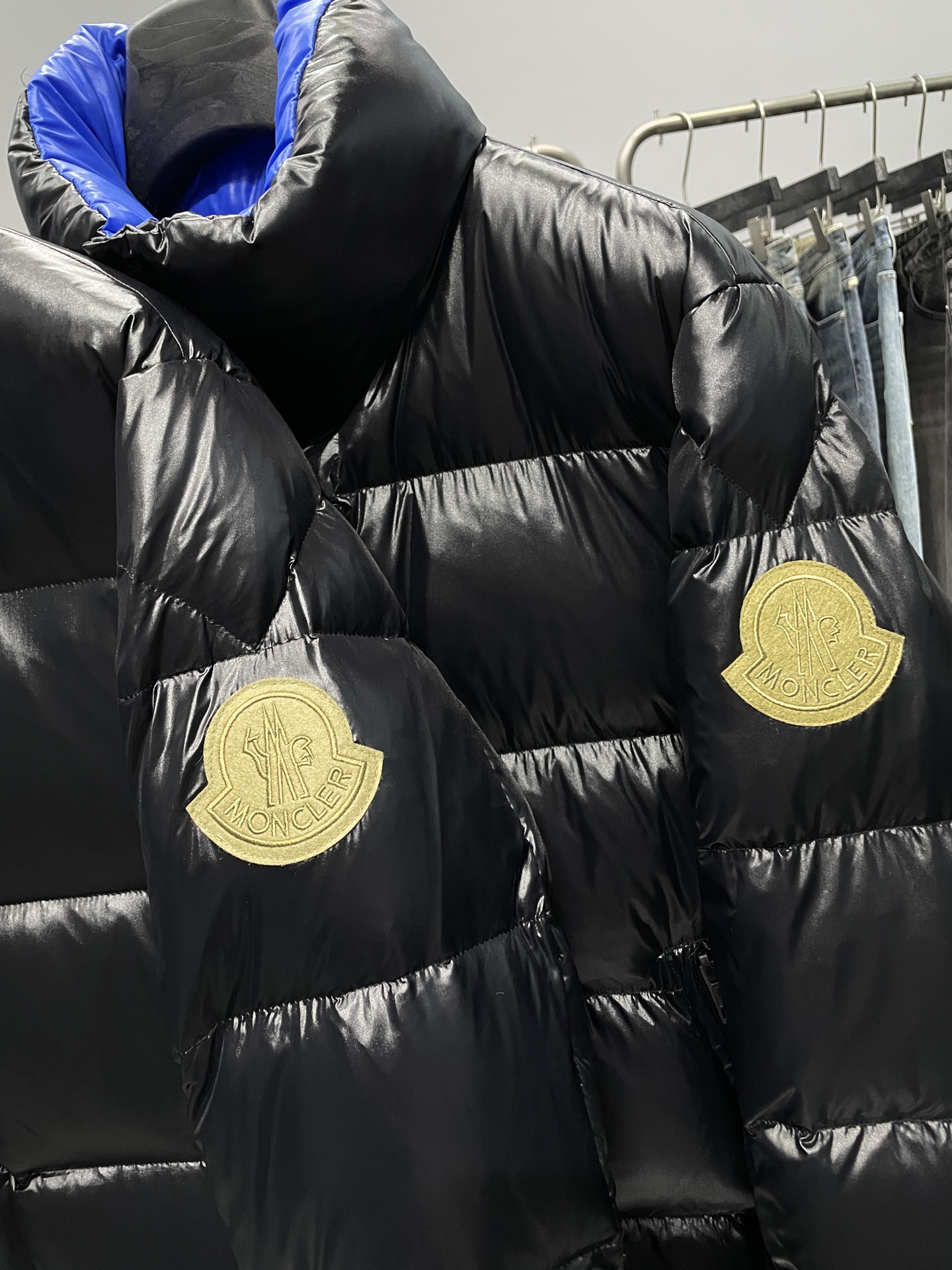 MON25FW秋冬款时尚哑光尼龙防水羽绒夹克，经典刺绣徽章高立领羽绒服外套！贸易公司重磅渠道稀出，可遇不
