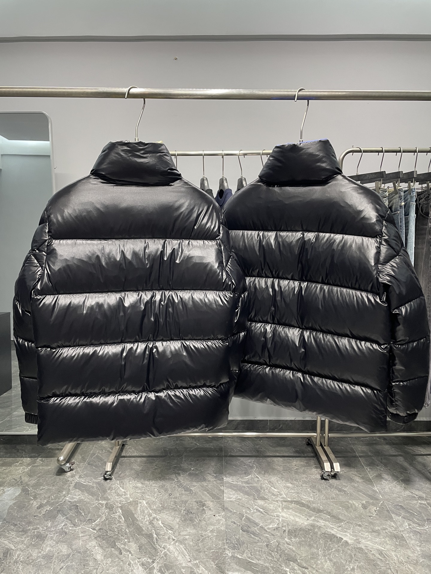 MON25FW秋冬款时尚哑光尼龙防水羽绒夹克，经典刺绣徽章高立领羽绒服外套！贸易公司重磅渠道稀出，可遇不