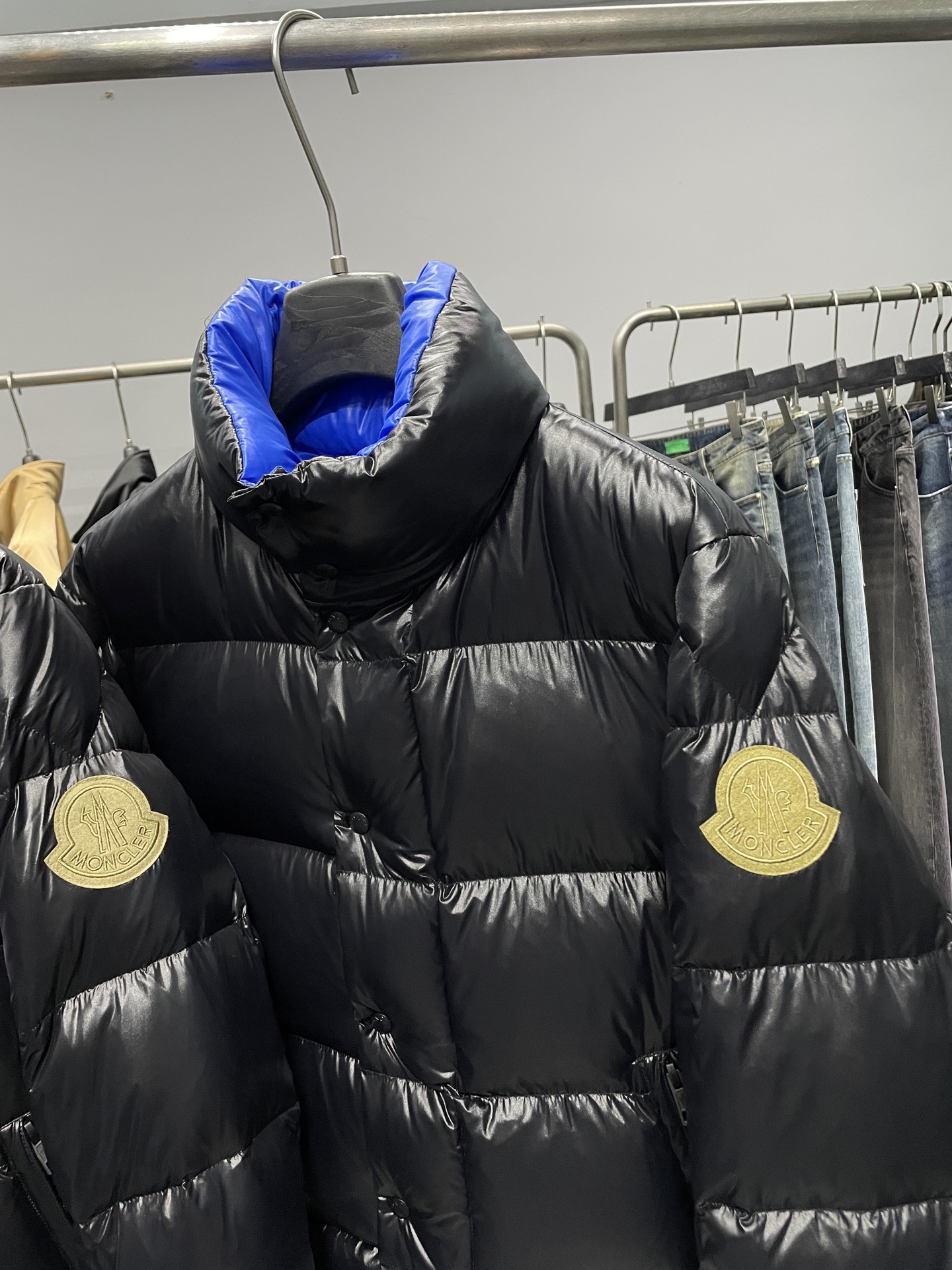 MON25FW秋冬款时尚哑光尼龙防水羽绒夹克，经典刺绣徽章高立领羽绒服外套！贸易公司重磅渠道稀出，可遇不