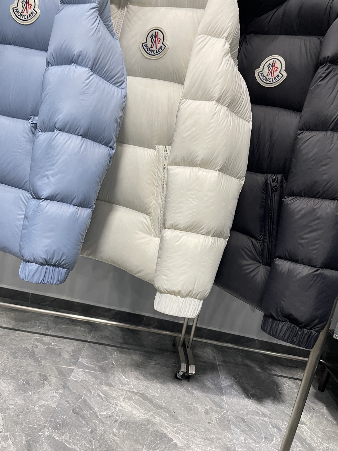 MON25FW秋冬新款经典毛毡刺绣徽章尼龙羽绒夹克，男女同款！胸口大logo立领羽绒服外套！贸易公司渠道