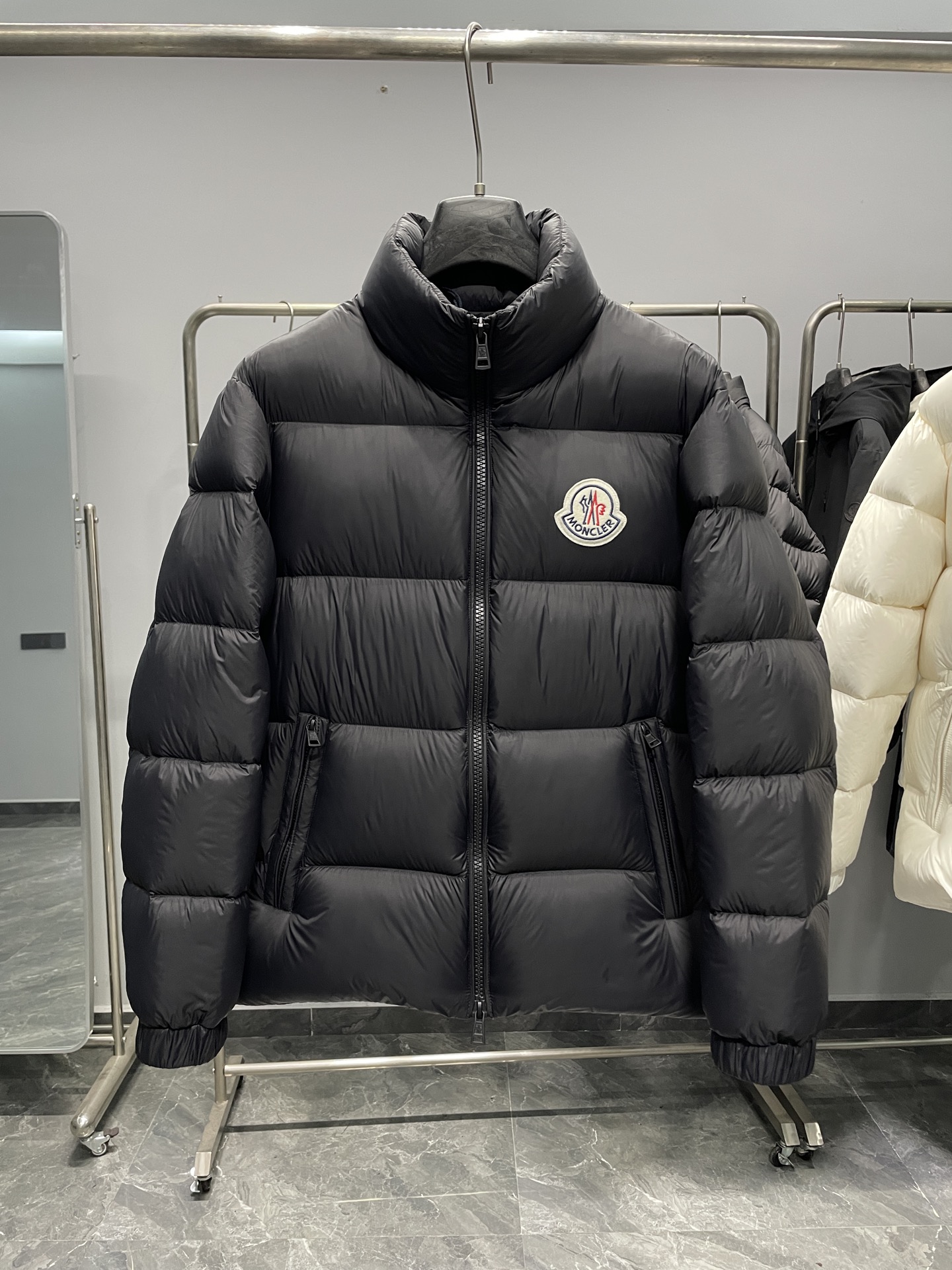 MON25FW秋冬新款经典毛毡刺绣徽章尼龙羽绒夹克，男女同款！胸口大logo立领羽绒服外套！贸易公司渠道