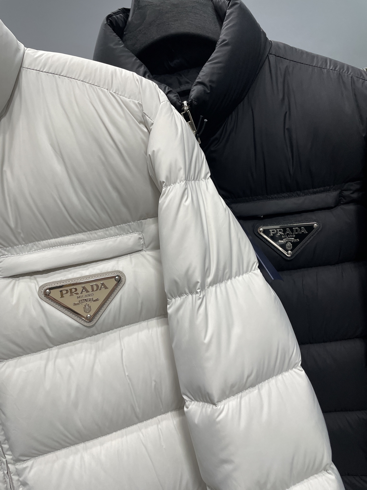 PRA25 FW冬季新款三角标立领保暖羽绒服外套！贸易公司渠道稀出，同步官网发售！P家全新上线的羽绒，现