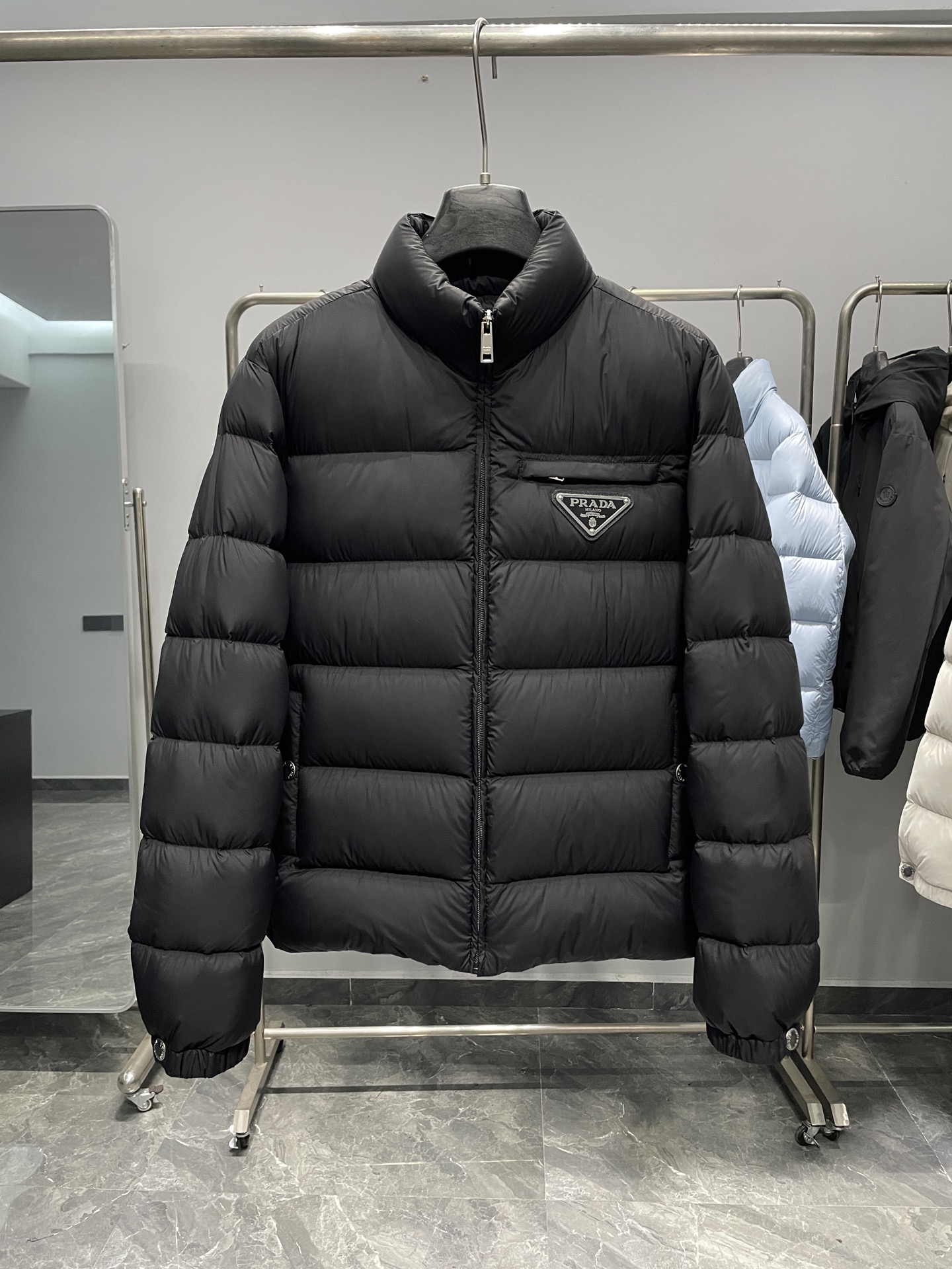 PRA25 FW冬季新款三角标立领保暖羽绒服外套！贸易公司渠道稀出，同步官网发售！P家全新上线的羽绒，现