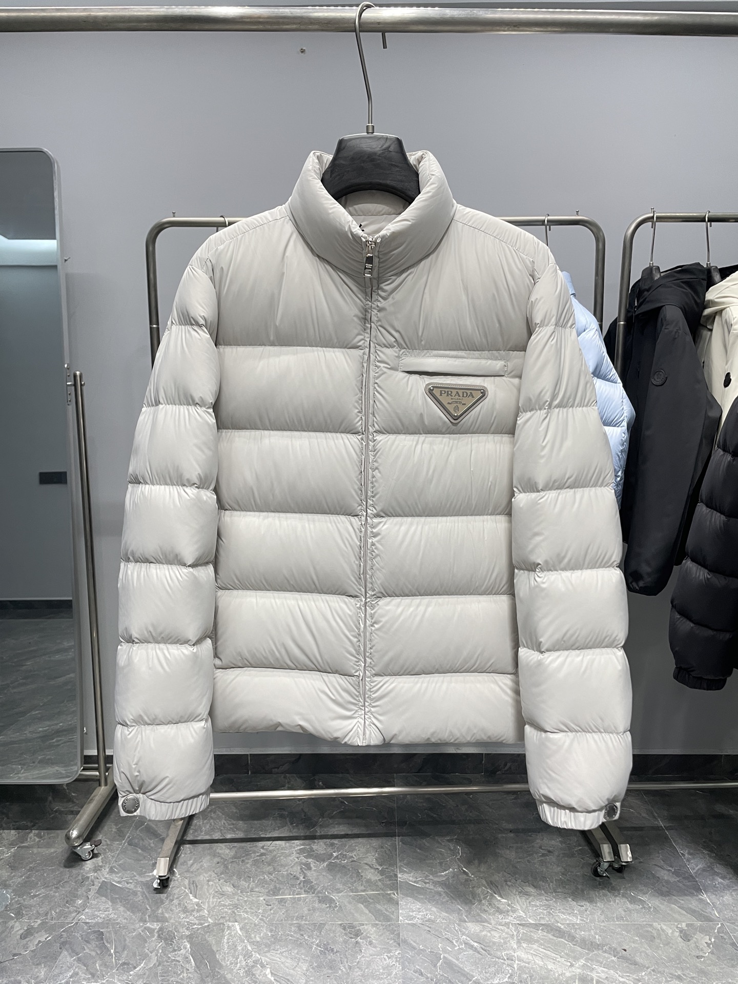 PRA25 FW冬季新款三角标立领保暖羽绒服外套！贸易公司渠道稀出，同步官网发售！P家全新上线的羽绒，现
