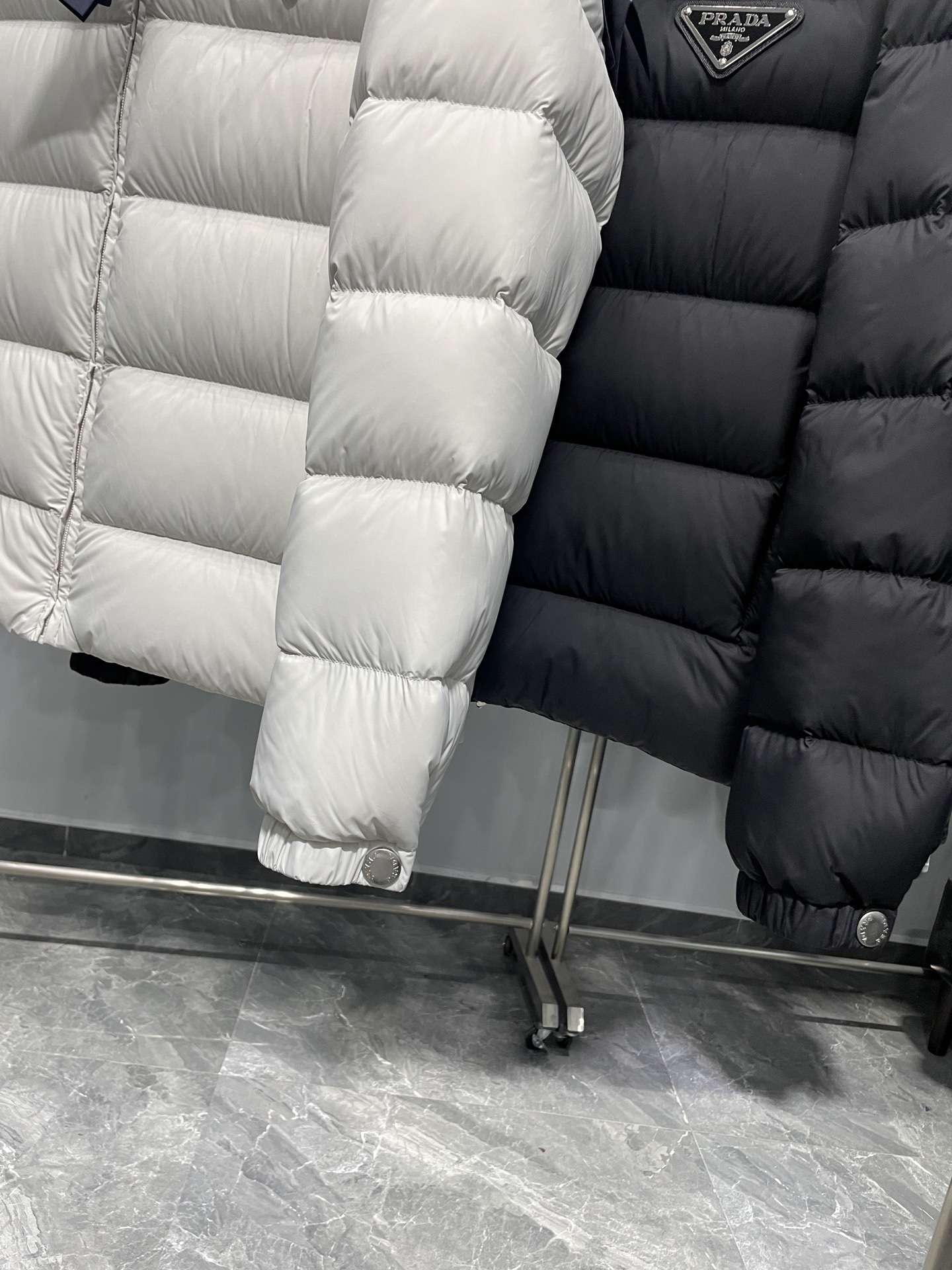 PRA25 FW冬季新款三角标立领保暖羽绒服外套！贸易公司渠道稀出，同步官网发售！P家全新上线的羽绒，现