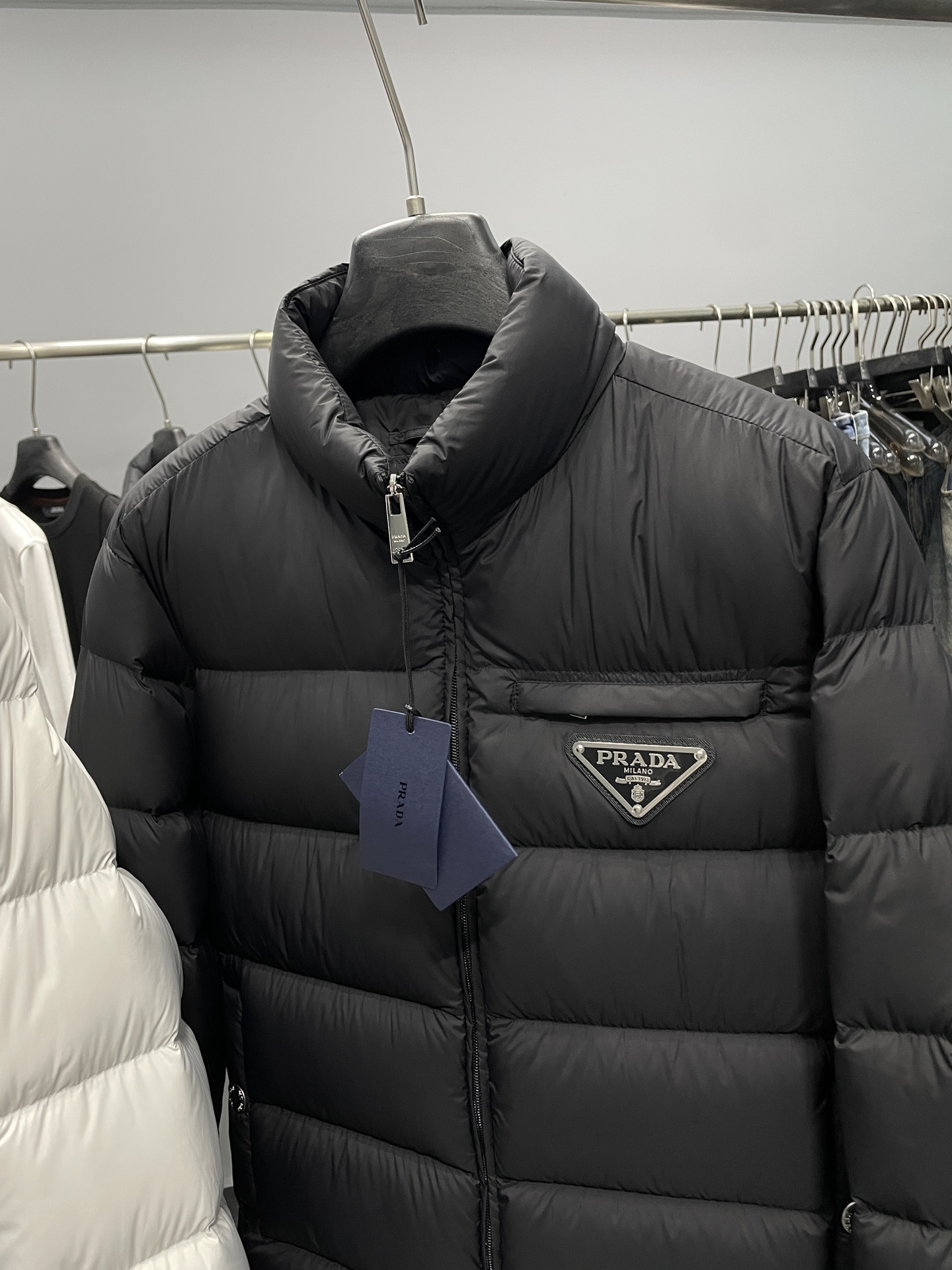 PRA25 FW冬季新款三角标立领保暖羽绒服外套！贸易公司渠道稀出，同步官网发售！P家全新上线的羽绒，现