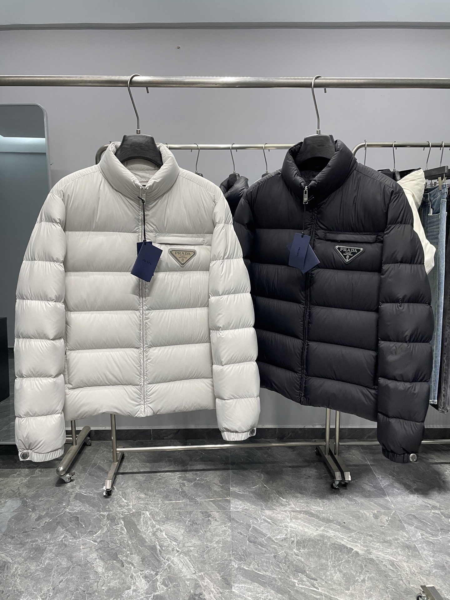 PRA25 FW冬季新款三角标立领保暖羽绒服外套！贸易公司渠道稀出，同步官网发售！P家全新上线的羽绒，现