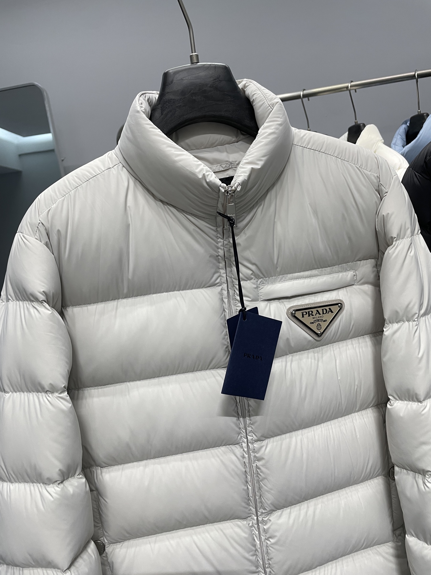 PRA25 FW冬季新款三角标立领保暖羽绒服外套！贸易公司渠道稀出，同步官网发售！P家全新上线的羽绒，现