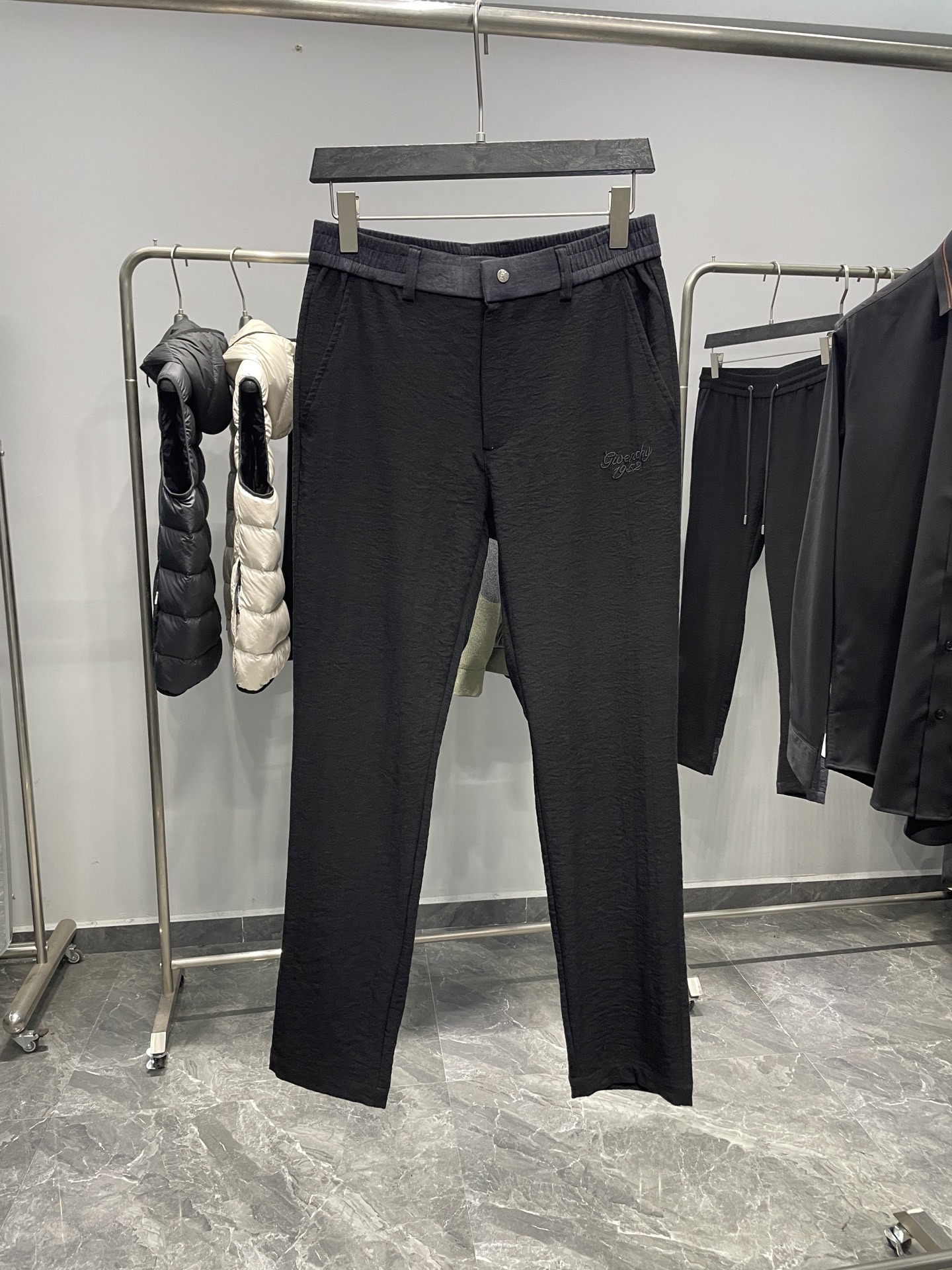 NO:610705,GV25FW new autumn and winter new micro-pleated technical cotton straight casual pants, men's classic logo embroidered contrast drawstring waist casual pants!  Trading company channels are rare, leading official website sales!  In today's fashion era that pursues individuality and quality, a unique pair of casual pants can undoubtedly become the focus of everyone's attention!  GV’s new casual pants are just such a fashionable item that combines fashion, comfort and quality!  This trousers is made of custom-made micro-pleated composite technical cotton fabric. The unique micro-pleated texture on the surface has a natural and exquisite beauty!  Under the illumination of light, it reflects a high-end luster, which is like putting a layer of dreamy halo on the pants, making the whole pair of pants instantly look high-end!  It feels soft and comfortable, just like clouds and gently fits on the skin. It feels very close to the skin. Even if you wear it for a long time, it will not bring any burden to the skin, allowing you to feel comfortable and at ease all the time!  The waistband of the trousers is designed with contrasting color splicing. Two fabrics of different colors are cleverly spliced ​​together, forming a strong visual impact!  This contrasting color design is not random, but carefully matched. It will not be too ostentatious, but can just right enhance the layering of the entire pair of pants!  The classic badge embroidery on the front and back pocket exudes unique brand charm!  The drawstring elastic waistband and straight-cut design are not flattering on your figure, and can well modify the leg lines, making your legs look straighter and slender!  Whether paired with sports shoes or leather shoes, it can show different styles and meet your diverse dressing needs!  Color black Size M-3XL Size reference M size waist 76/82cm - hip 100cm - front 29cm - thigh 60cm - trouser length 102cm - trouser leg 35cm L size waist 80/86cm - hip 104cm - front 30cm - thigh 62cm - trouser length 103cm - trouser leg 36cm  XL size waist 84/90cm - hip 108cm - front 30cm - thigh 64cm - trouser length 104cm - trouser leg 37cm XXL size waist 88/94cm - hip 112cm - front 31cm - thigh 66cm - trouser length 105cm - trouser leg 38cm  3XL size waist 92/98cm - hip 116cm - front 31cm - thigh 68cm - trouser length 106cm - trouser leg 39cm Recommended size (standard version) Height 174-140 catties, try on L size!  Boys weighing less than 133 pounds should choose M size, 133-146 pounds should choose L size, 146-160 pounds should choose XL size, 160-174 pounds should choose XXL size, and 174-188 pounds should choose 3XL size!  ,,sneakers,alexander wang19860909GV25FW秋冬新款微褶科技棉布直筒休闲裤,男士经典徽标刺绣撞色抽绳裤腰休闲长裤！贸易公司渠道稀出,领先官网发售！在当今这个追求个性与品质的时尚时代,一款独具特色的休闲裤无疑能成为众人瞩目的焦点！GV家全新休闲裤,正是这样一件集时尚、舒适与品质于一身的时尚单品！ 这款裤装采用客供定制微褶复合科技棉布.表面独特的微褶皱肌理,有着一种自然而又精致的美感！在光线的照耀下折射出高级的光泽感,就像是给裤子披上了一层梦幻的光晕,让整条裤子瞬间变得高级起来！触感柔软舒适,就像云朵一般轻柔地贴合在肌肤上,亲肤感极佳,即使长时间穿着,也不会给皮肤带来任何负担,让你时刻都能感受到舒适与自在！裤腰采用了撞色拼接的设计手法,两种不同颜色的面料巧妙地拼接在一起,形成了一种强烈的视觉冲击！这种撞色设计并非随意为之,而是经过精心搭配的,既不会过于张扬,又能恰到好处地提升整条裤子的层次感！前幅与后兜的经典徽章刺绣,散发着独特的品牌魅力！抽绳松紧裤腰和直筒版型设计,不挑身材,能够很好地修饰腿部线条,让你的双腿看起来更加笔直修长！无论是搭配运动鞋还是皮鞋,都能展现出不同的风格,满足你多样化的穿搭需求！ 颜色黑色 尺码M-3XL 尺寸参考 M码腰围76/82cm-臀围100cm-前档29cm-大腿围60cm-裤长102cm-裤脚35cm L码腰围80/86cm-臀围104cm-前档30cm-大腿围62cm-裤长103cm-裤脚36cm XL码腰围84/90cm-臀围108cm-前档30cm-大腿围64cm-裤长104cm-裤脚37cm XXL码腰围88/94cm-臀围112cm-前档31cm-大腿围66cm-裤长105cm-裤脚38cm 3XL码腰围92/98cm-臀围116cm-前档31cm-大腿围68cm-裤长106cm-裤脚39cm 尺码推荐（标准版型） 身高174-140斤,试穿L码合适！ 男生体重133斤以内选择M码,133-146斤选择L码,146-160斤选择XL码,160-174斤选择XXL码,174-188斤选择3XL码！,,sneakers,alexander wang,Men's clothing