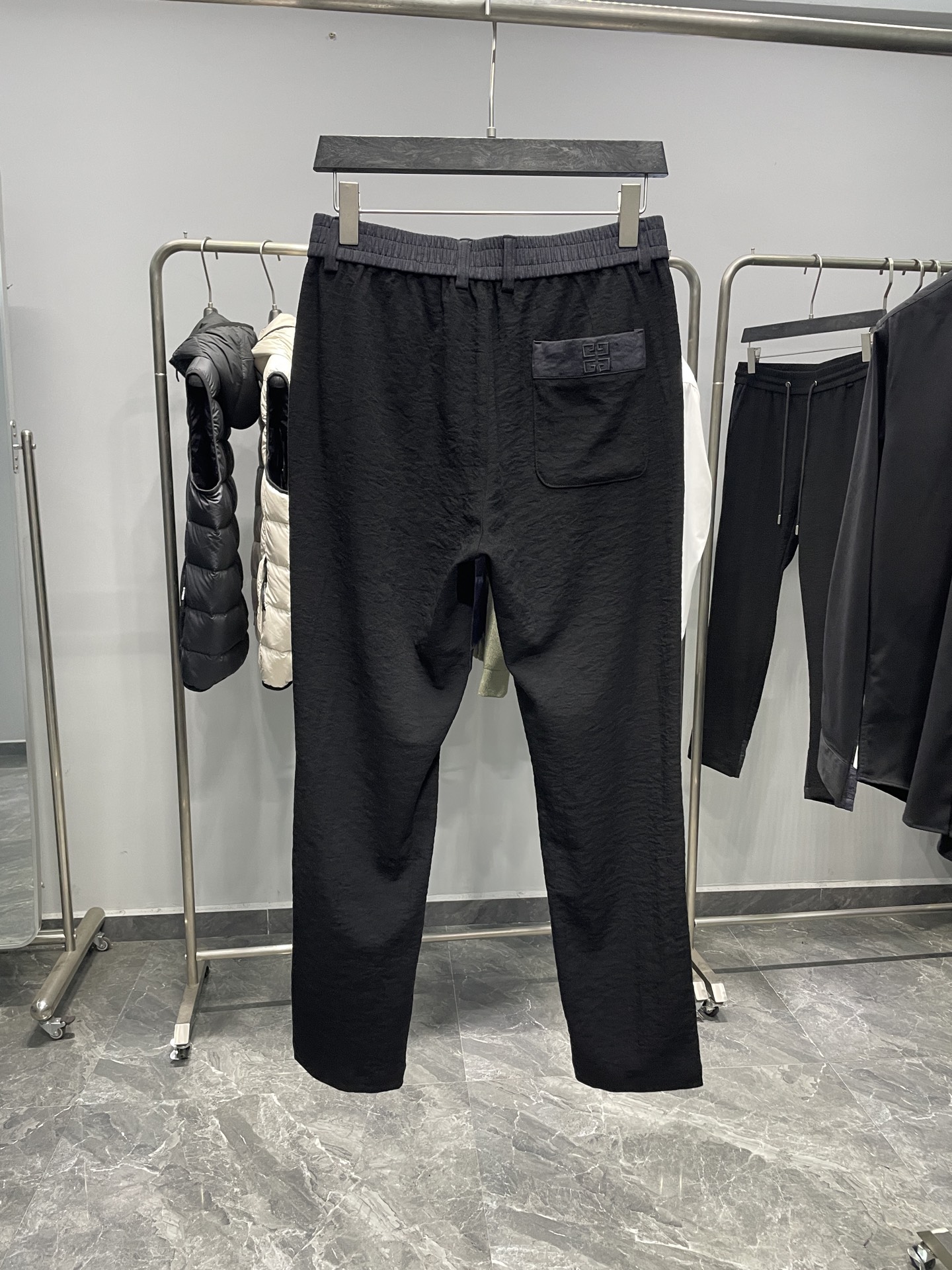 。GV25FW秋冬新款微褶科技棉布直筒休闲裤，男士经典徽标刺绣撞色抽绳裤腰休闲长裤！贸易公司渠道稀出，领