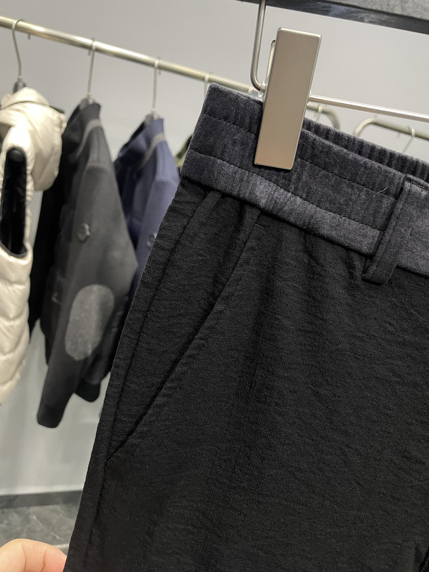 。GV25FW秋冬新款微褶科技棉布直筒休闲裤，男士经典徽标刺绣撞色抽绳裤腰休闲长裤！贸易公司渠道稀出，领