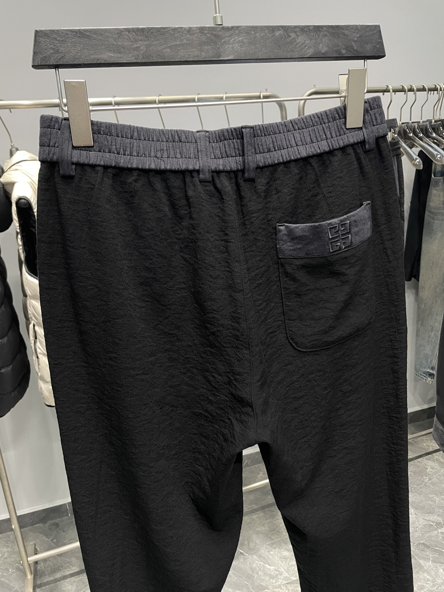 。GV25FW秋冬新款微褶科技棉布直筒休闲裤，男士经典徽标刺绣撞色抽绳裤腰休闲长裤！贸易公司渠道稀出，领