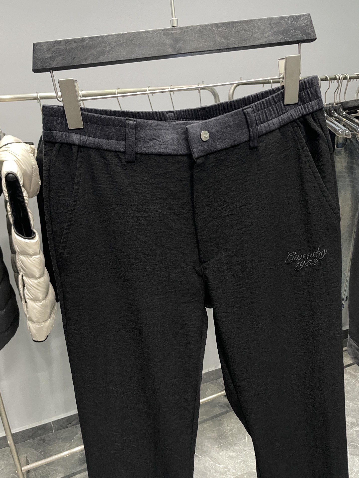 。GV25FW秋冬新款微褶科技棉布直筒休闲裤，男士经典徽标刺绣撞色抽绳裤腰休闲长裤！贸易公司渠道稀出，领