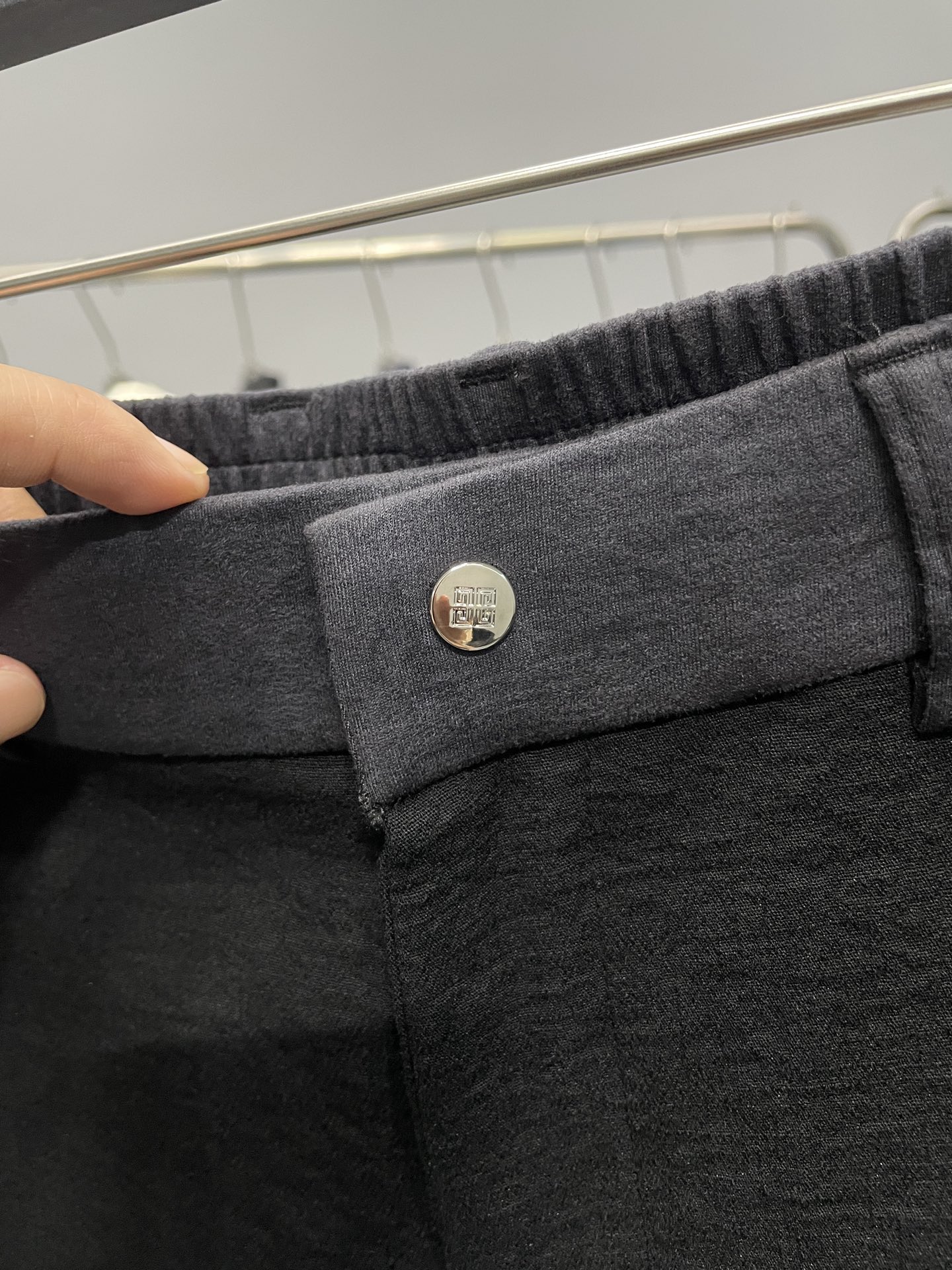 。GV25FW秋冬新款微褶科技棉布直筒休闲裤，男士经典徽标刺绣撞色抽绳裤腰休闲长裤！贸易公司渠道稀出，领