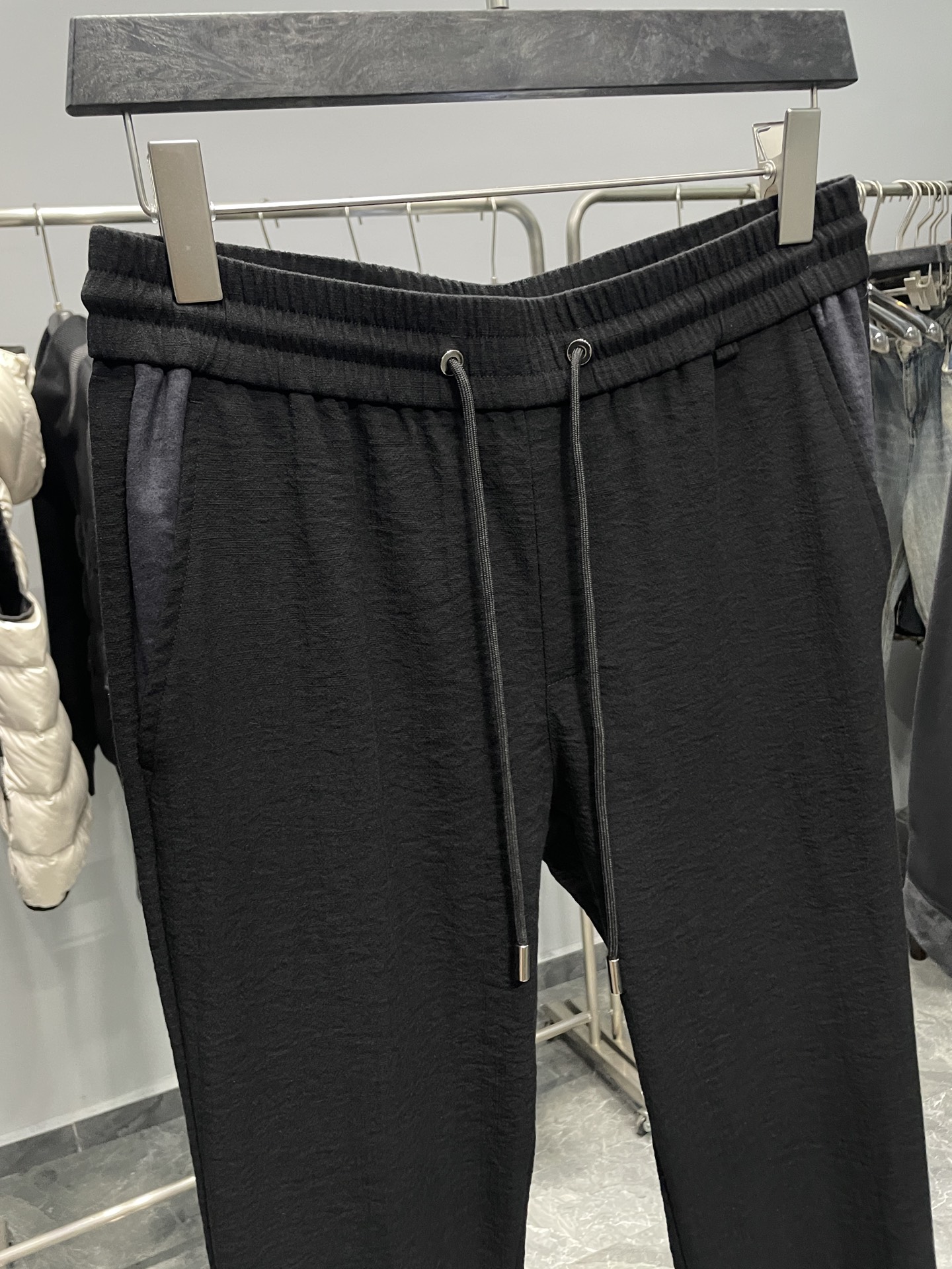 。 MIU25FW秋冬新款微褶科技棉布抽绳休闲裤，男士经典字母标识刺绣撞色拼接休闲长裤！贸易公司渠道稀出