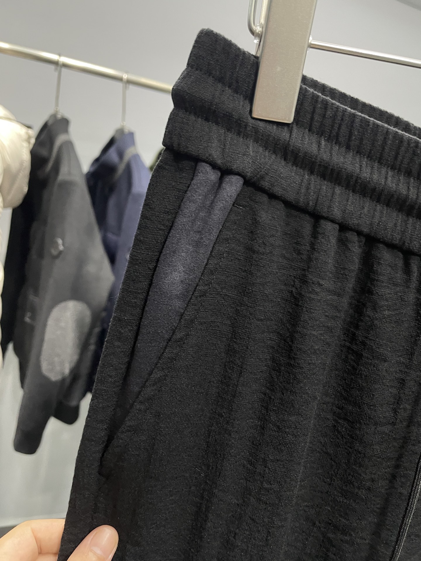 。 MIU25FW秋冬新款微褶科技棉布抽绳休闲裤，男士经典字母标识刺绣撞色拼接休闲长裤！贸易公司渠道稀出