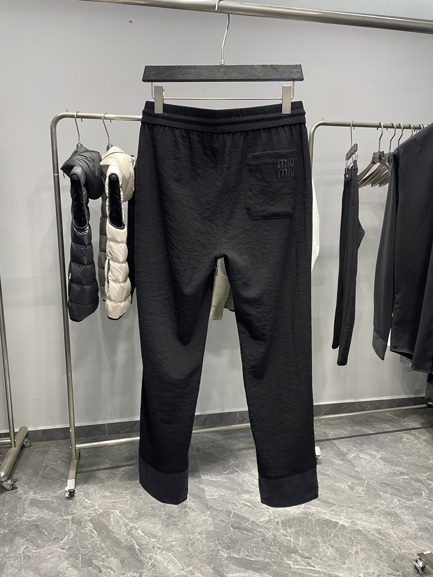 。 MIU25FW秋冬新款微褶科技棉布抽绳休闲裤，男士经典字母标识刺绣撞色拼接休闲长裤！贸易公司渠道稀出