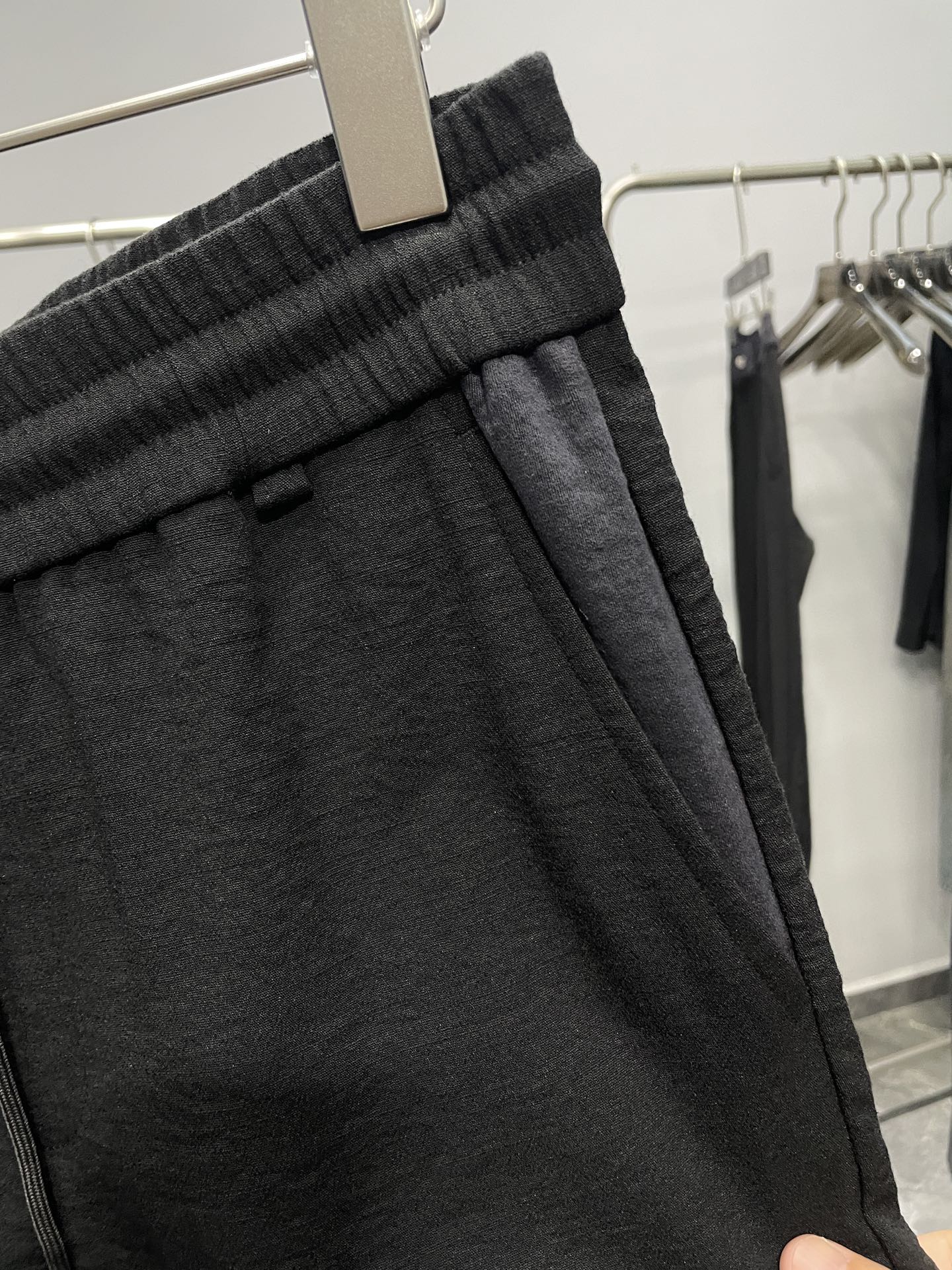 。 MIU25FW秋冬新款微褶科技棉布抽绳休闲裤，男士经典字母标识刺绣撞色拼接休闲长裤！贸易公司渠道稀出