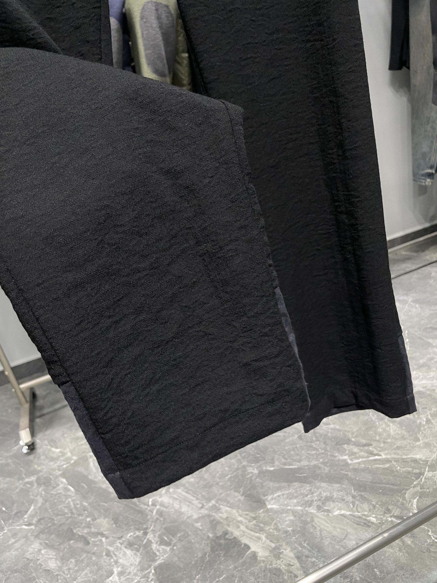 。 MIU25FW秋冬新款微褶科技棉布抽绳休闲裤，男士经典字母标识刺绣撞色拼接休闲长裤！贸易公司渠道稀出