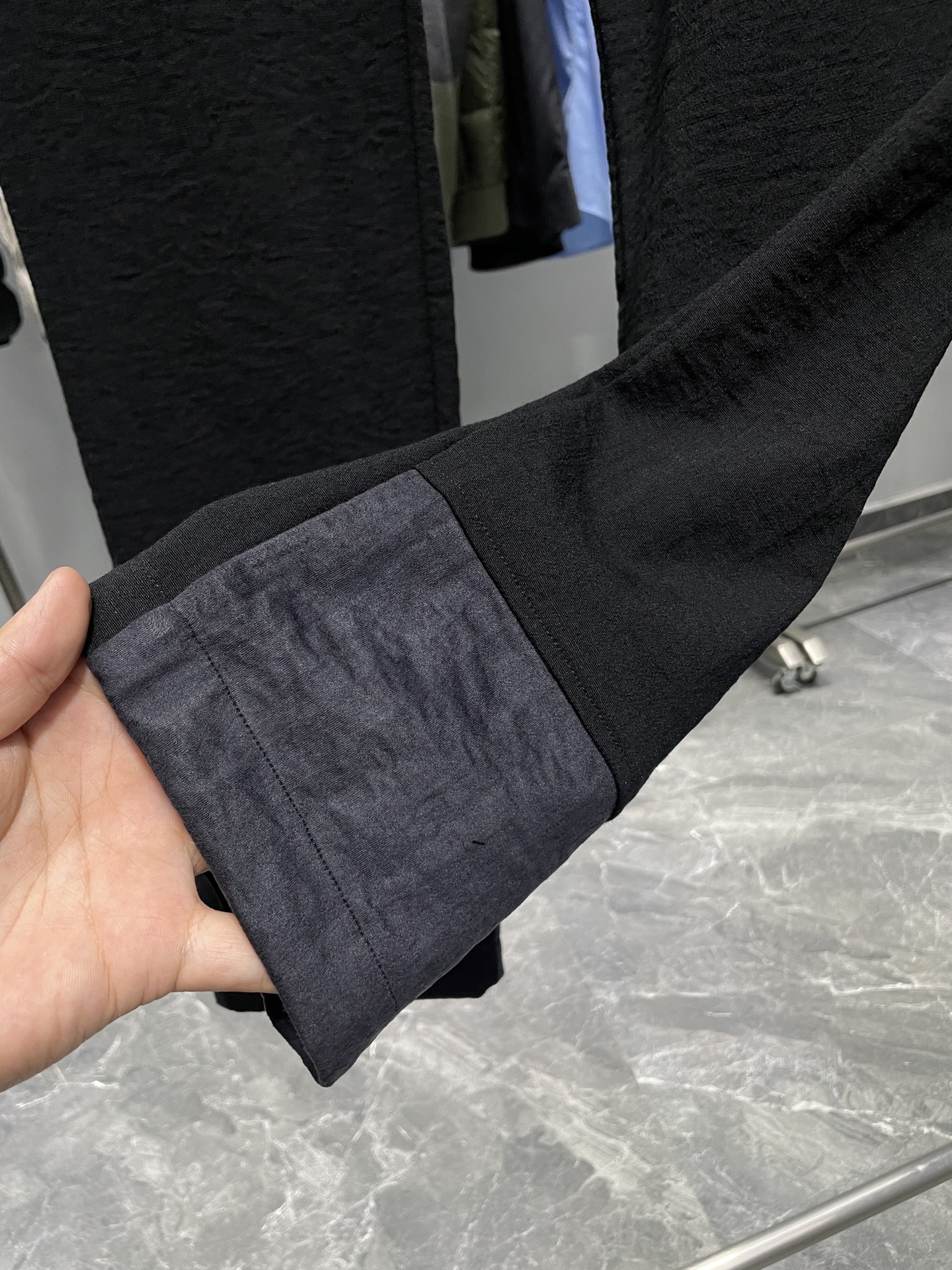 。 MIU25FW秋冬新款微褶科技棉布抽绳休闲裤，男士经典字母标识刺绣撞色拼接休闲长裤！贸易公司渠道稀出