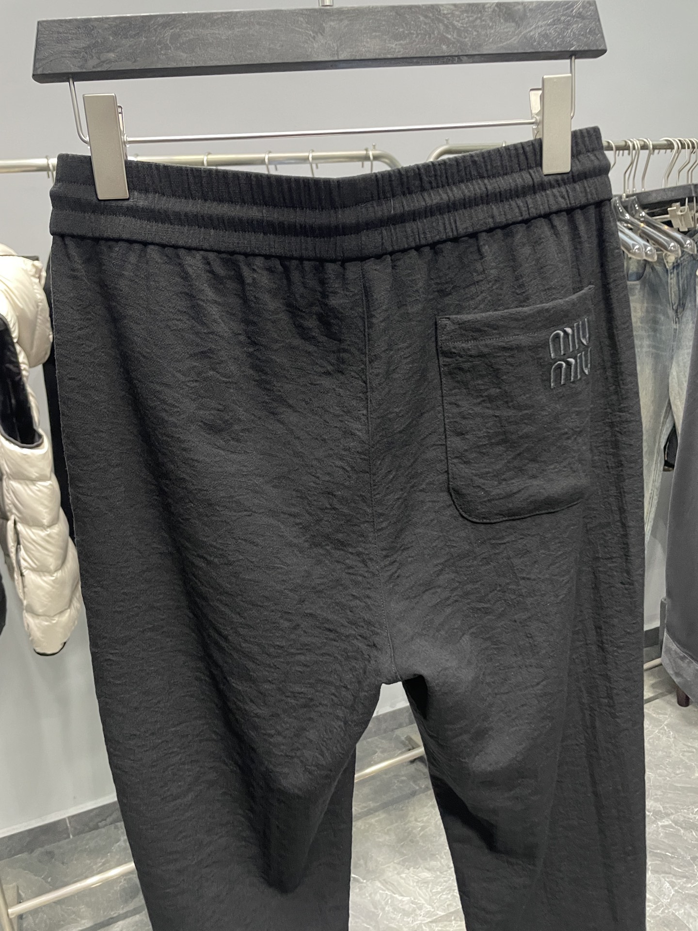 。 MIU25FW秋冬新款微褶科技棉布抽绳休闲裤，男士经典字母标识刺绣撞色拼接休闲长裤！贸易公司渠道稀出