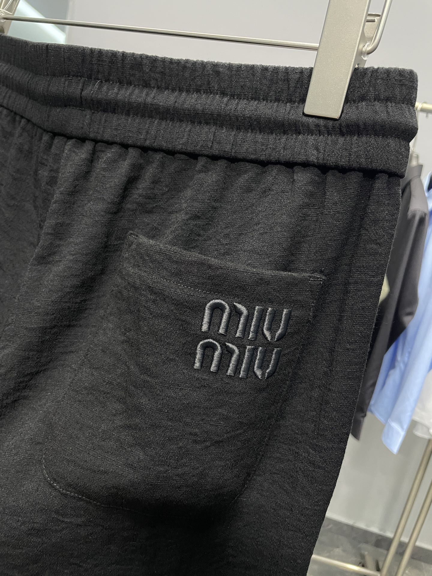 。 MIU25FW秋冬新款微褶科技棉布抽绳休闲裤，男士经典字母标识刺绣撞色拼接休闲长裤！贸易公司渠道稀出