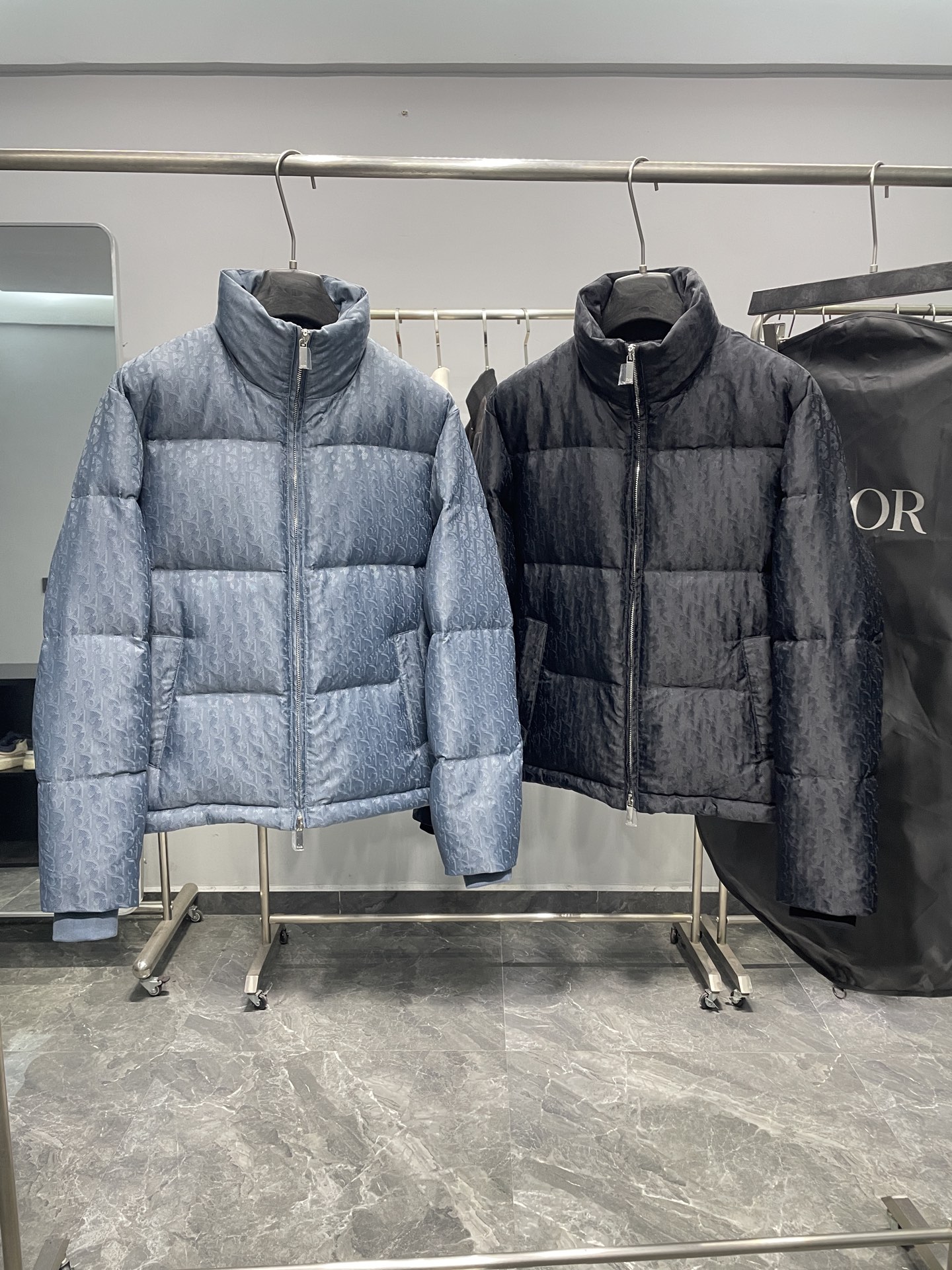 NO:646002,The high version (with logo on the lining) comes with an exclusive dust bag. This 25-year-old jacket highlights Dior's classic Oblique print. It is carefully made of black technical jacquard fabric, with a Dior rubber patch on the back, and a stand-up collar to highlight your personality. The whole body is decorated with tonal printing, and exquisite details enhance the style. Comes with the original dust bag. The back is decorated with a Dior rubber patch and the whole body is decorated with an Oblique stand-up collar (the high version pays attention to details (with logo on the lining) and comes with an exclusive dust bag)  Two-way zipper closure, with Dior logo zipper puller, with CD snap button, color black, haze blue, size S-XL (higher version, attention to details (logo on lining) with exclusive dust bag),, dior, jackets & coats, alexander wang19860909高版本（里布有logo）配专属防尘袋 25年这款夹克突显 Dior 经典的 Oblique 印花.采用黑色科技提花面料精心制作,背面饰以 Dior 橡胶补丁,搭配立领彰显个性.通体饰以同色调印花,精巧细节提升造型格调.配原版防尘袋. 背面饰以 Dior 橡胶补丁 通体饰以 Oblique 立领（高版本 注意细节（里布有logo）配专属防尘袋） 双向拉链开合,搭配 Dior 标志拉链头 搭配 CD 按扣 颜色黑色 雾霾蓝 尺码S-XL（高版本 注意细节（里布有logo）配专属防尘袋）,,dior,jackets & coats,alexander wang,Men's clothing