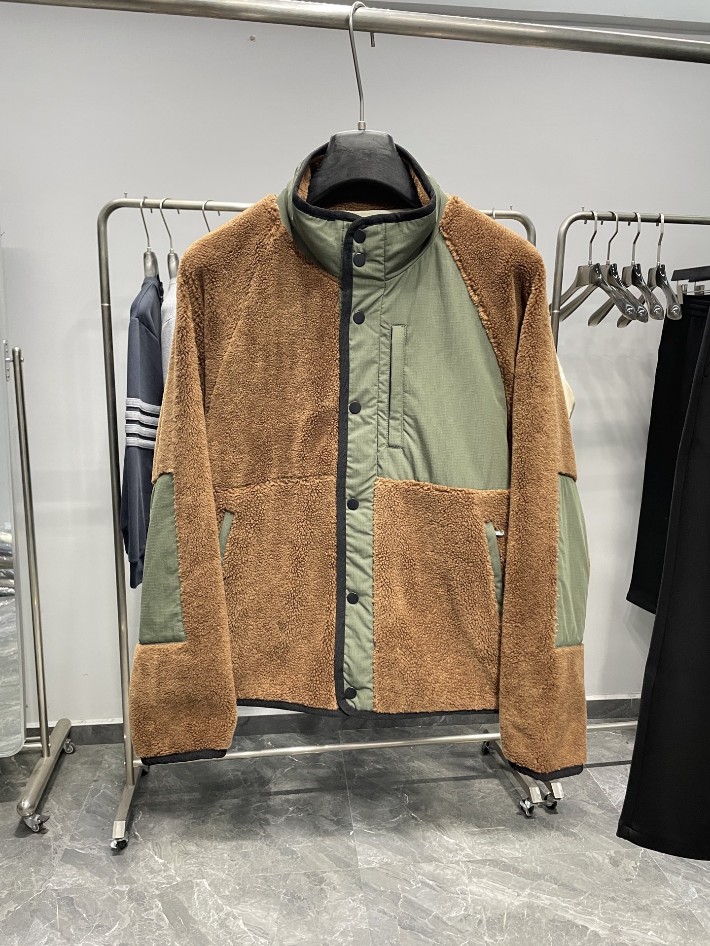 NO:610682,LFW new autumn and winter three-dimensional lamb wool double-sided stand-collar jacket, men's dark plaid nylon blended technical fabric outdoor casual zipper jacket!  Trading company channels are rare and available on the official website simultaneously!  In the increasingly cold season, a stylish and warm jacket is undoubtedly a must-have item in people's wardrobe!  The LP lamb wool reversible jacket is like a touch of warm sunshine in winter. With its unique design and excellent performance, it has become the favorite of many fashionistas and outdoor enthusiasts!  When you first see this jacket, you will be attracted by its unique appearance!  It adopts a double-sided design, as if you have two coats of different styles, which can meet your dressing needs in various occasions!  One side is made of small-grained lamb wool fabric. When you touch it gently, the soft touch instantly comes from your fingertips, as if you are stroking a light cloud, delicate and warm!  This kind of small-grained lambswool fabric is not only soft, but also cleverly combined with grainy texture, giving the fabric a unique texture both visually and tactilely!  The other side is made of nylon blended dark plaid texture fabric, which is very suitable for functional outdoor casual style. When you wear this side to participate in outdoor activities, it can perfectly integrate into the natural environment, showing a kind of tenacity and vitality!  The nylon blended material gives the fabric excellent wear resistance and wrinkle resistance. Even if it encounters various frictions and squeezes during outdoor activities, it can remain smooth and as new as new!  The reversible style design allows you to switch freely according to different scenes and moods. You can not only release your energy in outdoor activities, but also stay warm and comfortable in cold weather!  In addition to the unique fabric design, this jacket is also very detailed in terms of details. The placket adopts a buttoned zipper opening and closing method. This design is not only easy to put on and take off, but also effectively enhances the windproof effect!  When you zip up the zipper and button the buttons, it seems to have built a strong line of defense for your body, blocking out the cold wind!  The stand-up collar design of the jacket is also a highlight. The stand-up collar can fit the neck line very well. It not only plays a role in keeping warm, but also modifies the neck line, making you look more energetic!  The well-fitting version can perfectly outline the body curves. It is neither too loose and bloated, nor too tight to restrict movement. Whether paired with jeans or sweatpants, you can easily create a fashionable and comfortable look!  Sizes S-XL Size S shoulder rompers length 77cm - bust 112cm - length 69cm Size M shoulder rompers length 78cm - bust 116cm - length 70cm Size L shoulder rompers length 79cm - bust 122cm - length 72cm XL size shoulder rompers length 80cm - bust 128cm - length 74cm Size recommendations (standard version)  Height 174-140 pounds, try on size M which is suitable!  Boys weighing less than 130 kilograms should choose S size, 130-145 kilograms should choose M size, 145-163 kilograms should choose L size, and 163-183 kilograms should choose XL size!  ,,loro piana,jeans,jackets & coats,jackets & coats,alexander wang19860909LFW秋冬新款立体羊羔毛双面穿立领夹克,男士暗格纹锦纶混纺科技面料户外休闲拉链夹克外套！贸易公司渠道稀出,同步官网发售！在寒意渐浓的季节里,一款既时尚又保暖的外套无疑是人们衣橱中的必备单品！而 LP羊毛羔双面穿外套,就如同冬日里的一抹暖阳,以其独特的设计和卓越的性能,成为了众多时尚达人和户外爱好者的心头好！ 当你第一眼看到这款外套,定会被它那别具一格的外观所吸引！它采用了双面穿的设计,仿佛拥有了两件不同风格的外套,能够满足你在各种场合下的穿搭需求！一面采用了小颗粒羊羔毛面料,当你轻轻触摸上去,那柔软的触感瞬间从指尖传来,仿佛在抚摸着一朵轻盈的云朵,细腻而温暖！这种小颗粒羊羔毛面料,除了柔软之外,还巧妙地结合了颗粒感,使得面料在视觉和触觉上都呈现出一种独特的质感！而另一面则采用锦纶混纺暗格纹肌理面料,它非常适合机能户外休闲风格,当你穿上这一面去参加户外活动时,它能够完美地融入自然环境,展现出一种坚韧与活力！锦纶混纺的材质赋予了面料出色的耐磨性和抗皱性,即使在户外活动中遇到各种摩擦和挤压,也能保持平整如新！ 两面穿的款式设计,让你可以根据不同的场景和心情自由切换,既能在户外活动中尽情释放自己的活力,又能在寒冷的天气里保持温暖舒适！除了独特的面料设计,这款外套在细节方面也处理得十分到位,门襟采用了排扣拉链开合的方式,这种设计不仅方便穿脱,还能有效增强防风效果！当你拉上拉链,扣上排扣,仿佛为身体筑起了一道坚固的防线,将寒风阻挡在外！外套的立领造型设计也是一大亮点,立领能够很好地贴合颈部线条,不仅起到了保暖的作用,还能修饰颈部线条,让你看起来更加精神抖擞！合身的版型则能够完美地勾勒出身体曲线,既不会过于宽松显得臃肿,也不会过于紧身限制活动,无论是搭配牛仔裤还是运动裤,都能轻松打造出时尚又舒适的造型！ 尺码S-XL S码肩连袖长77cm-胸围112cm-衣长69cm  M码肩连袖长78cm-胸围116cm-衣长70cm  L码肩连袖长79cm-胸围122cm-衣长72cm  XL码肩连袖长80cm-胸围128cm-衣长74cm 尺码推荐（标准版型） 身高174-140斤,试穿M码合适！ 男生体重130斤以内选择S码,130-145斤选择M码,145-163斤选择L码,163-183斤选择XL码！,,loro piana,jeans,jackets & coats,jackets & coats,alexander wang,Men's clothing