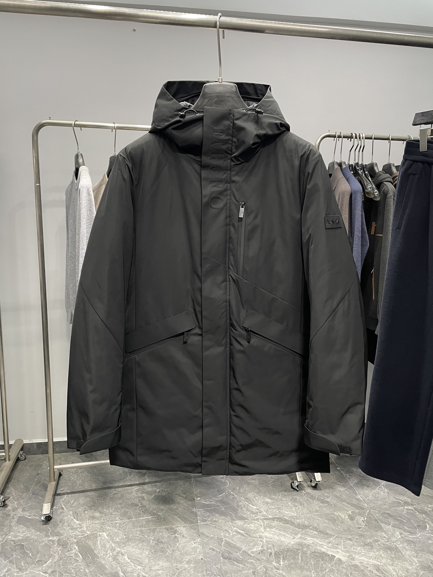 NO:645972,EA25FW new autumn and winter black densely woven fiber hooded down jacket, men's mid-length zipper down jacket with three-dimensional embossed logo on the placket! Trading company channels are rare and available on the official website simultaneously! A winter masterpiece that combines many advantages. With its unique design and excellent performance, it has become a caring partner for many consumers in the cold season! This down jacket is made of custom-made black high-density polyester fiber. High-density polyester fiber has extraordinary properties. It is extremely wear-resistant and scratch-resistant. It can easily cope with various conditions and always maintain a new appearance, as if time has slowed down on it! And its windproof effect is very significant. When the biting cold wind is whistling, when this down jacket wraps you tightly, it is like an invisible barrier, blocking the cold wind, so that you can still feel warm and comfortable in the cold wind! The interior is filled with European standard goose down, which has a very high filling capacity. Every inch of space is filled with soft and warm goose down! When you put it on, you won't have the awkward feeling of being constrained by heavy clothes. Instead, you can move freely. Whether you are strolling on the streets after snow or doing some simple outdoor activities, you can easily handle it! It is like a warm nest, wrapping your body tightly, insulating the cold, continuously keeping you warm and locking in temperature, so that you can always stay warm in the cold winter! The detailed design highlights the unique charm of the brand. The carefully crafted three-dimensional embossed logo on the placket is particularly eye-catching, and the rubber nameplate badge on the sleeve arm echoes the three-dimensional embossed logo on the placket, forming a unique visual beauty! Showing the brand's unique identity and high-end quality, you can be recognized as a loyal fan of EA in the crowd at a glance! The logo print with eagle elements on the back panel not only adds a sense of domineering and fashion to the entire down jacket, but also means that the wearer can soar freely in the winter sky like an eagle, without fear of the cold! The placket and pockets adopt a fully taped zipper opening and closing design, which not only enhances the overall fashion sense, but also has excellent performance in practicality! Its sealing is excellent, which can effectively prevent cold wind from pouring in, further improving the thermal insulation effect! Mid-length hooded design, the length of the mid-length is just right, it can cover the thigh area, provide you with more comprehensive warmth, and it will not look too long because it is too long! The hooded design adds practical warmth to you in the cold winter. When the cold wind blows, you can put on the hat to protect your head and immerse your whole body in warmth! Color black Size M-XXL Size reference M size shoulder width 47 bust 112 sleeve length 66 length 83 L size shoulder width 48 bust 116 sleeve length 67 length 84 XL size shoulder width 49 bust sleeve length 68 length 85 219860909EA25FW秋冬新款黑色密织纤维连帽羽绒夹克,男士门襟立体浮雕标识中长款拉链羽绒服夹克外套！贸易公司渠道稀出,同步官网发售！一款集众多优点于一身的冬日佳作,它以独特的设计、卓越的性能,成为众多消费者在寒冷季节里的贴心伙伴！ 该羽绒服选用客供定制黑色高密度聚酯纤维材质,高密度聚酯纤维有着非凡的特性,它极其耐磨防刮,轻松应对各种状况,始终保持如新的外观,仿佛时间在它身上都放慢了脚步！而且它的防风效果十分显著,凛冽的寒风呼啸而来,当这件羽绒服紧紧包裹住你时,就像有一道无形的屏障,将寒冷的风阻挡在外,让你在寒风中依然能感受到温暖与舒适！内里填充的是欧标鹅绒,充绒量极高,每一寸空间都被柔软而温暖的鹅绒填满！穿上不会有那种被厚重衣物束缚的笨拙感,反而能行动自如,无论是漫步在雪后的街头,还是进行一些简单的户外活动,都能轻松应对！它就像一个温暖的小窝,将你的身体紧紧包裹,把寒冷隔绝在外,持续地为你保暖锁温,让你在寒冷的冬日里始终保持温暖！ 细节设计更是彰显了品牌的独特魅力,门襟精心打造的立体浮雕标识格外引人注目,而袖臂上的橡胶铭牌徽章,与门襟处的立体浮雕标识相互呼应,形成了一种独特的视觉美感！展现着品牌的独特身份和高端品质,让你在人群中一眼就能被认出是EA的忠实拥趸！后幅有着老鹰元素的标识印花,不仅为整件羽绒服增添了一份霸气和时尚感,更寓意着穿着者能够像老鹰一样,在冬日的天空中自由翱翔,无畏寒冷！门襟及插袋处采用了全压胶拉链开合设计,不仅提升了整体的时尚感,更在实用性上有着出色的表现！它的密封性极好,能够有效防止冷风灌入,进一步提升保暖效果！中长款连帽版型设计,中长款的长度恰到好处,既能覆盖到大腿部位,为你提供更全面的保暖,又不会因为过长而显得拖沓！连帽的设计更是在寒冷的冬日里为你增添了一份实用的温暖,当寒风吹起你可以戴上帽子,将头部也保护起来,让全身都沉浸在温暖之中！ 颜色黑色 尺码M-XXL 尺寸参考 M码肩宽47胸围112袖长66衣长83 L码肩宽48胸围116袖长67衣长84 XL码肩宽49胸围袖长68衣长85 2XL码肩宽50胸围124袖长69衣长86,,jackets & coats,jackets & coats,down jacket,hats,alexander wang,Men's clothing