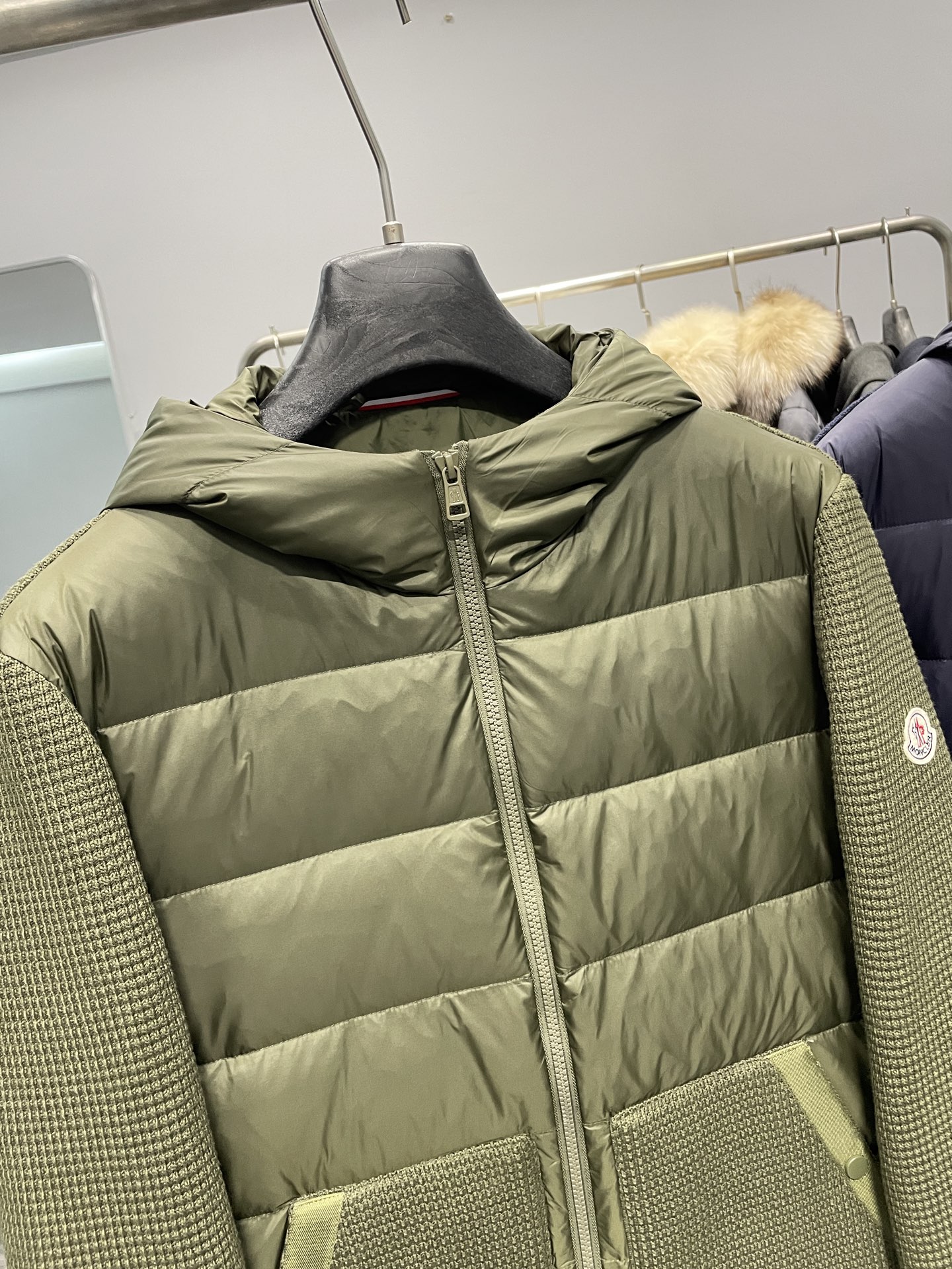 羽绒服 MON2025FW秋冬新款华夫格羊毛针织拼接羽绒夹克，男士时尚拉链连帽羽绒服外套！一款既保暖又时