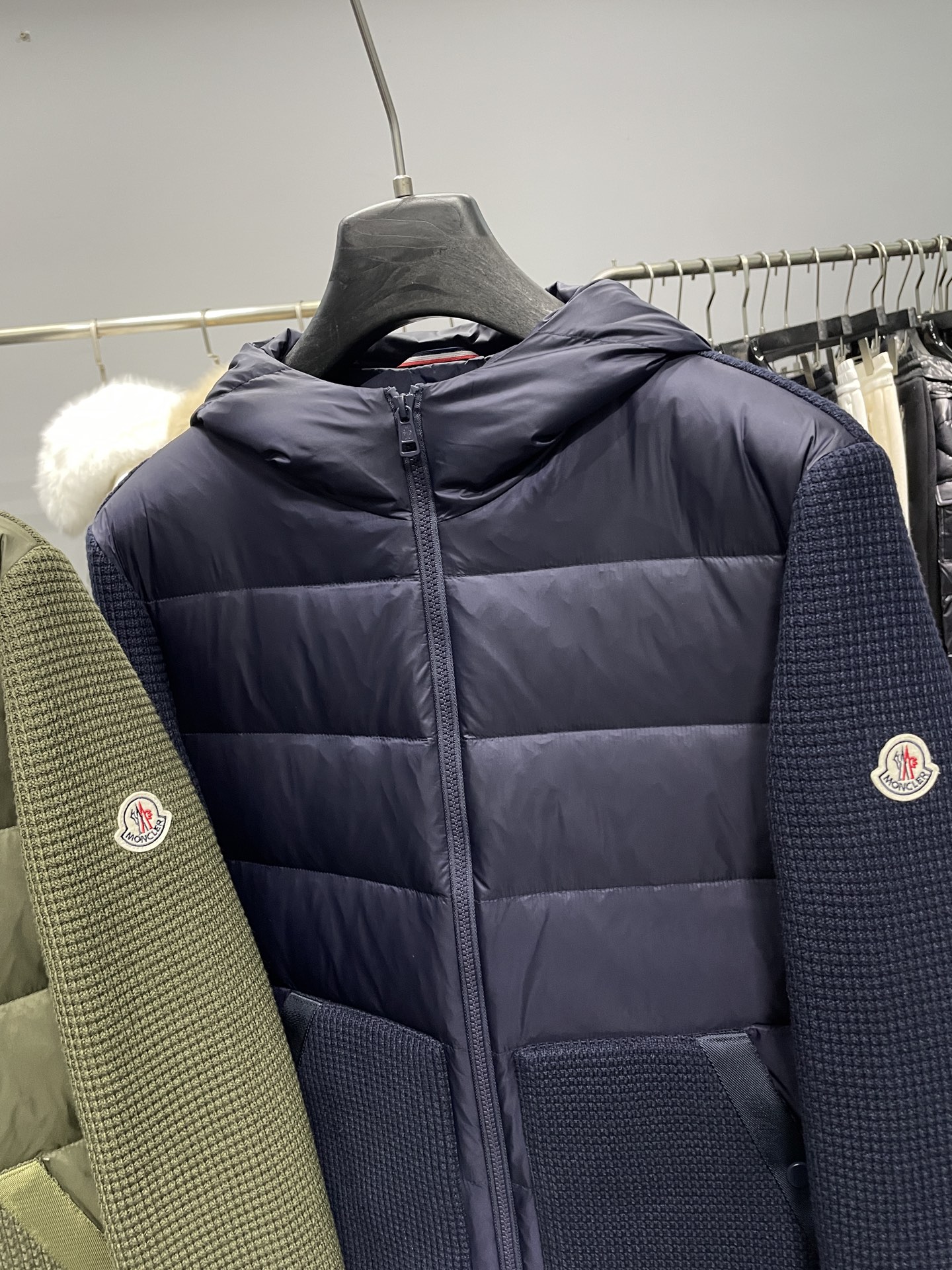 羽绒服 MON2025FW秋冬新款华夫格羊毛针织拼接羽绒夹克，男士时尚拉链连帽羽绒服外套！一款既保暖又时