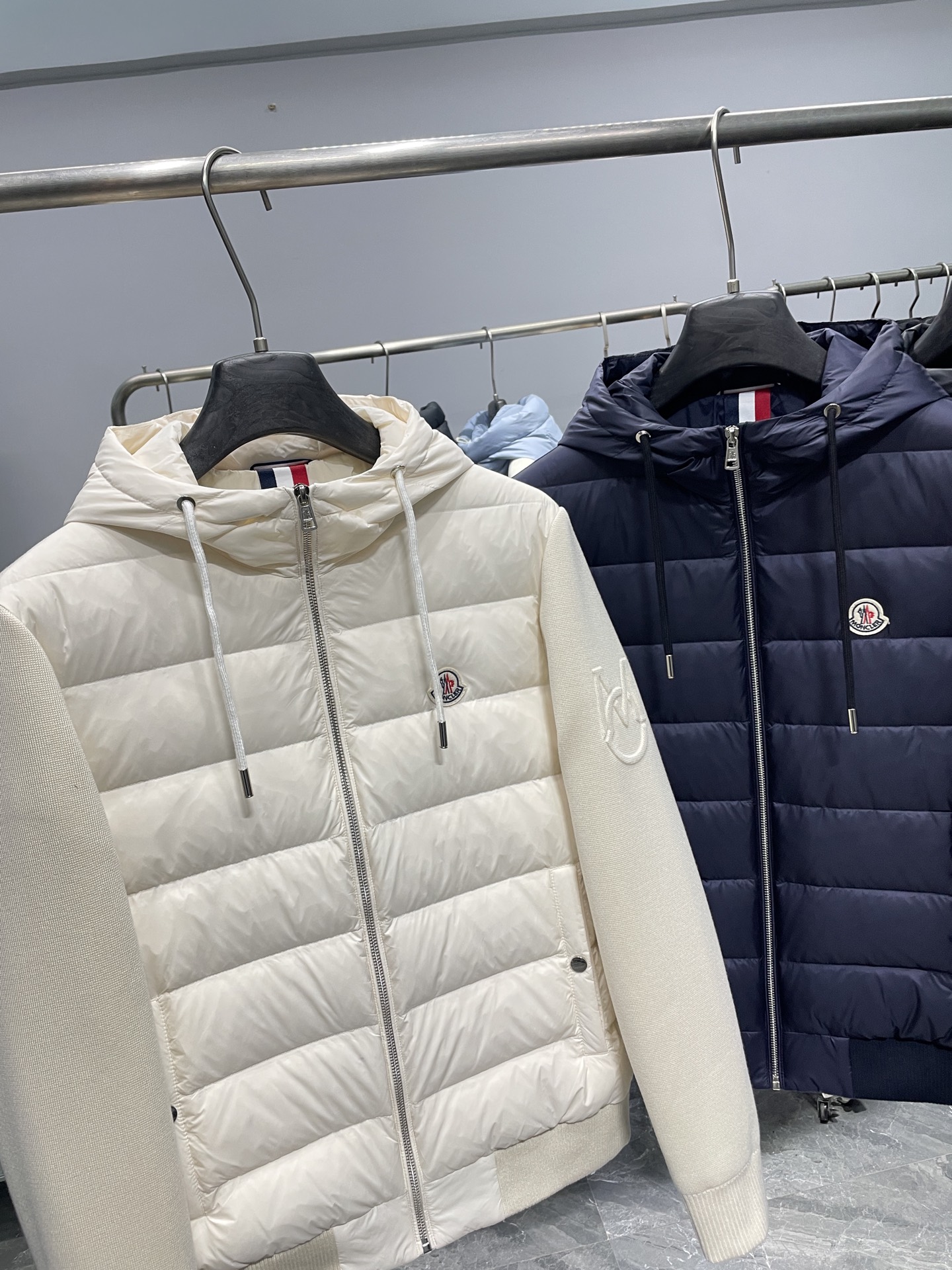 羽绒服 MON25FW秋冬新款针织面料拼接连帽羽绒夹克，男女同款袖臂浮雕压印标识时尚休闲拉链羽绒服外套！