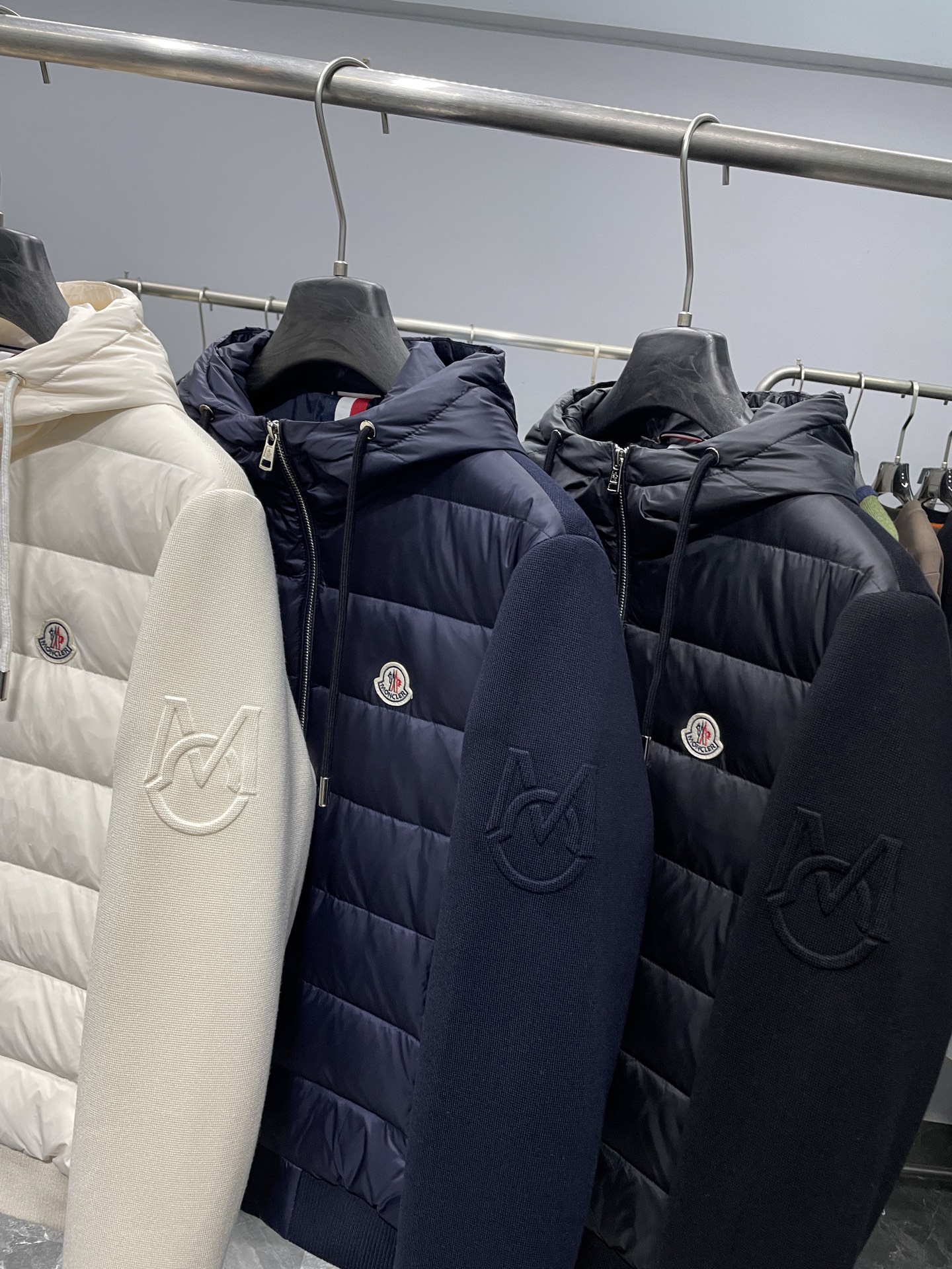 羽绒服 MON25FW秋冬新款针织面料拼接连帽羽绒夹克，男女同款袖臂浮雕压印标识时尚休闲拉链羽绒服外套！