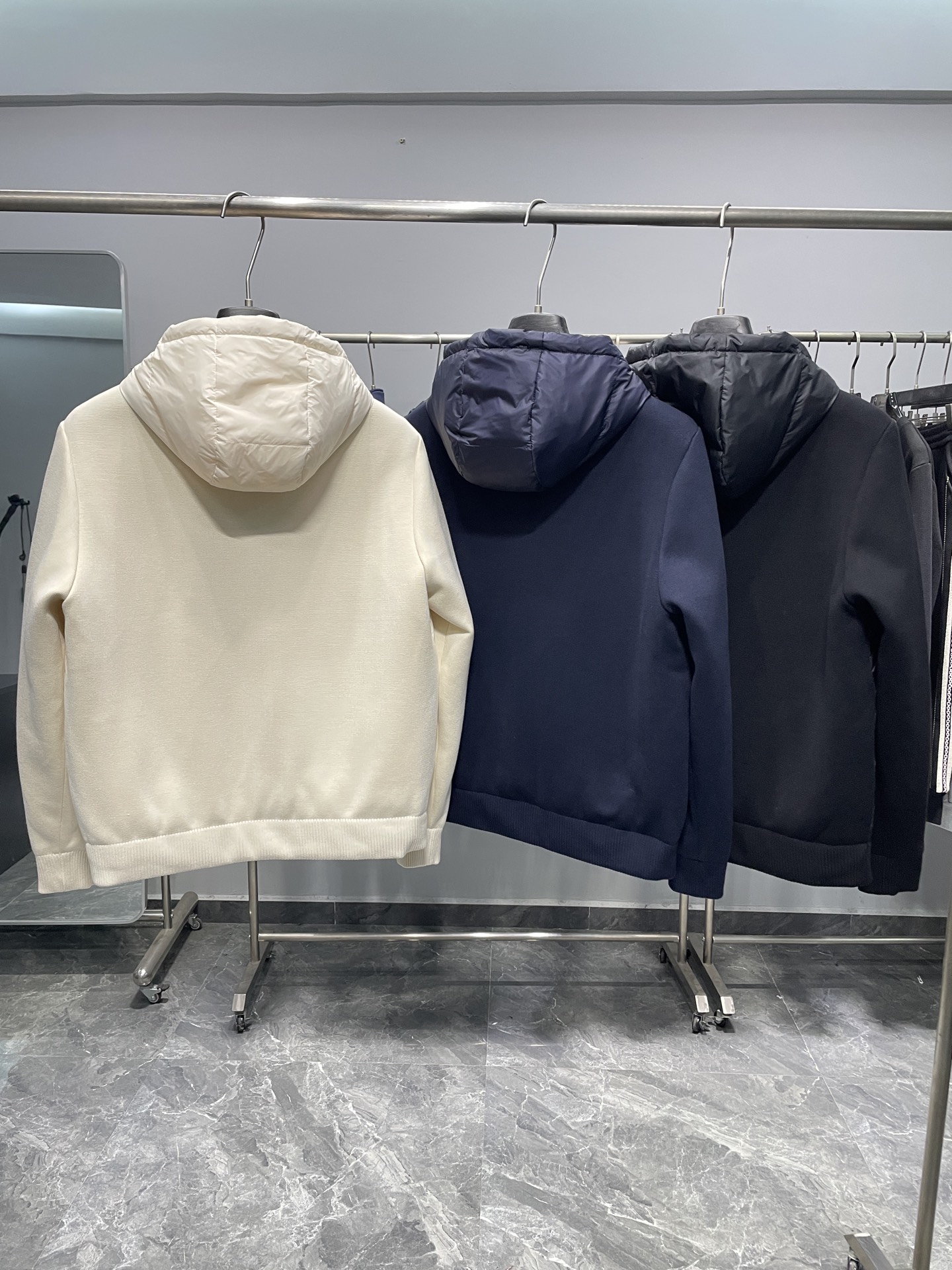 羽绒服 MON25FW秋冬新款针织面料拼接连帽羽绒夹克，男女同款袖臂浮雕压印标识时尚休闲拉链羽绒服外套！