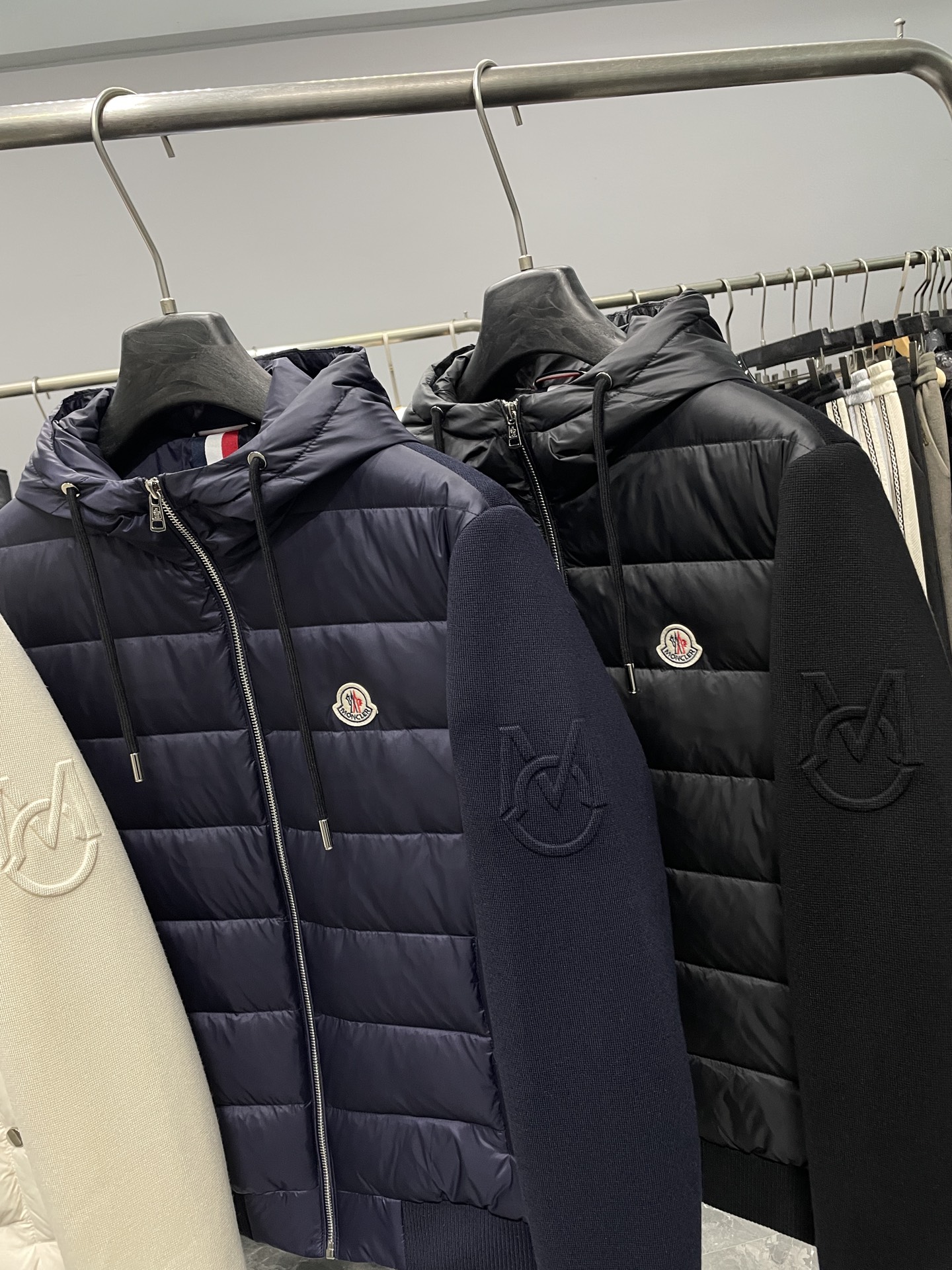 羽绒服 MON25FW秋冬新款针织面料拼接连帽羽绒夹克，男女同款袖臂浮雕压印标识时尚休闲拉链羽绒服外套！