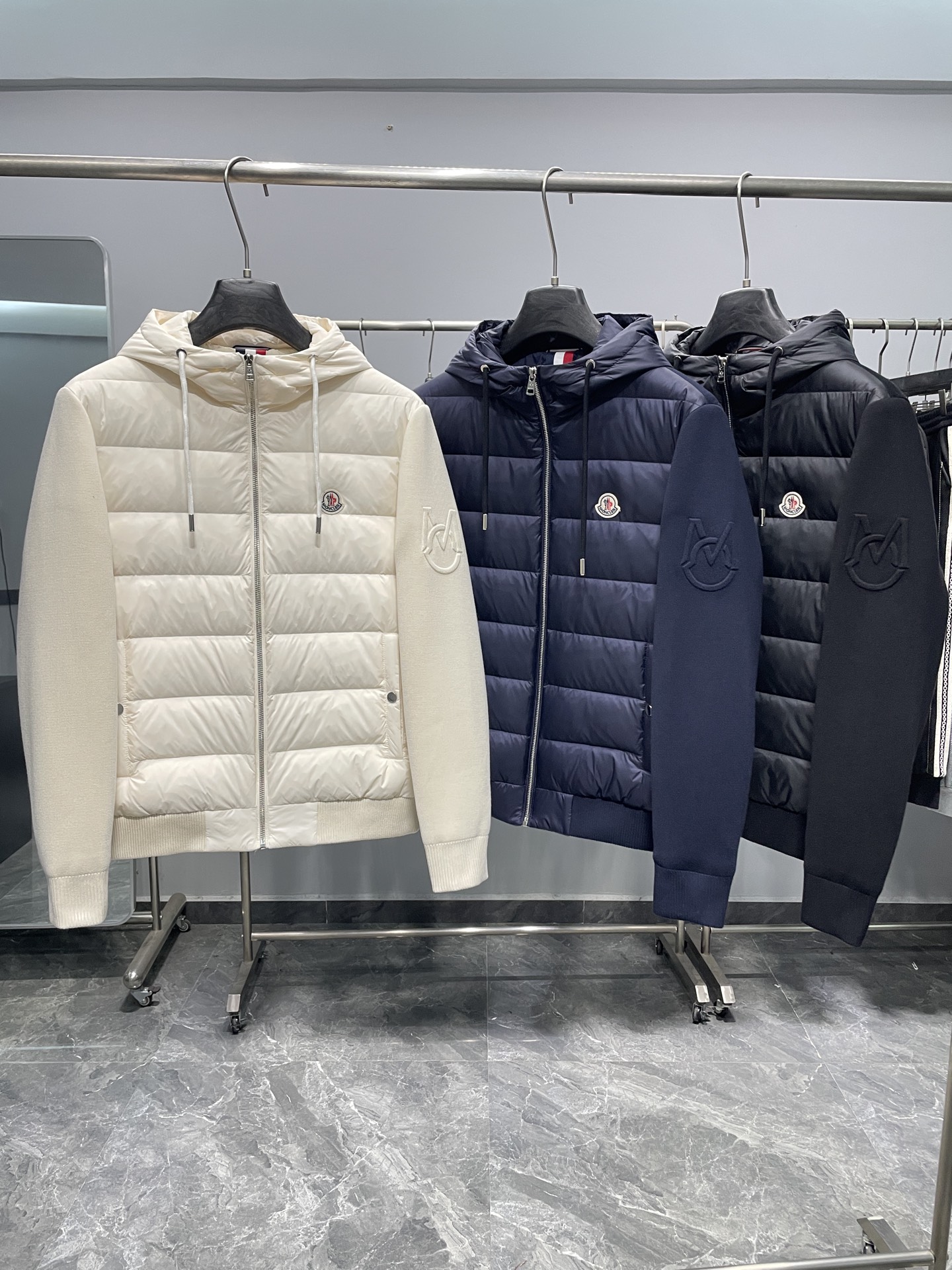 羽绒服 MON25FW秋冬新款针织面料拼接连帽羽绒夹克，男女同款袖臂浮雕压印标识时尚休闲拉链羽绒服外套！