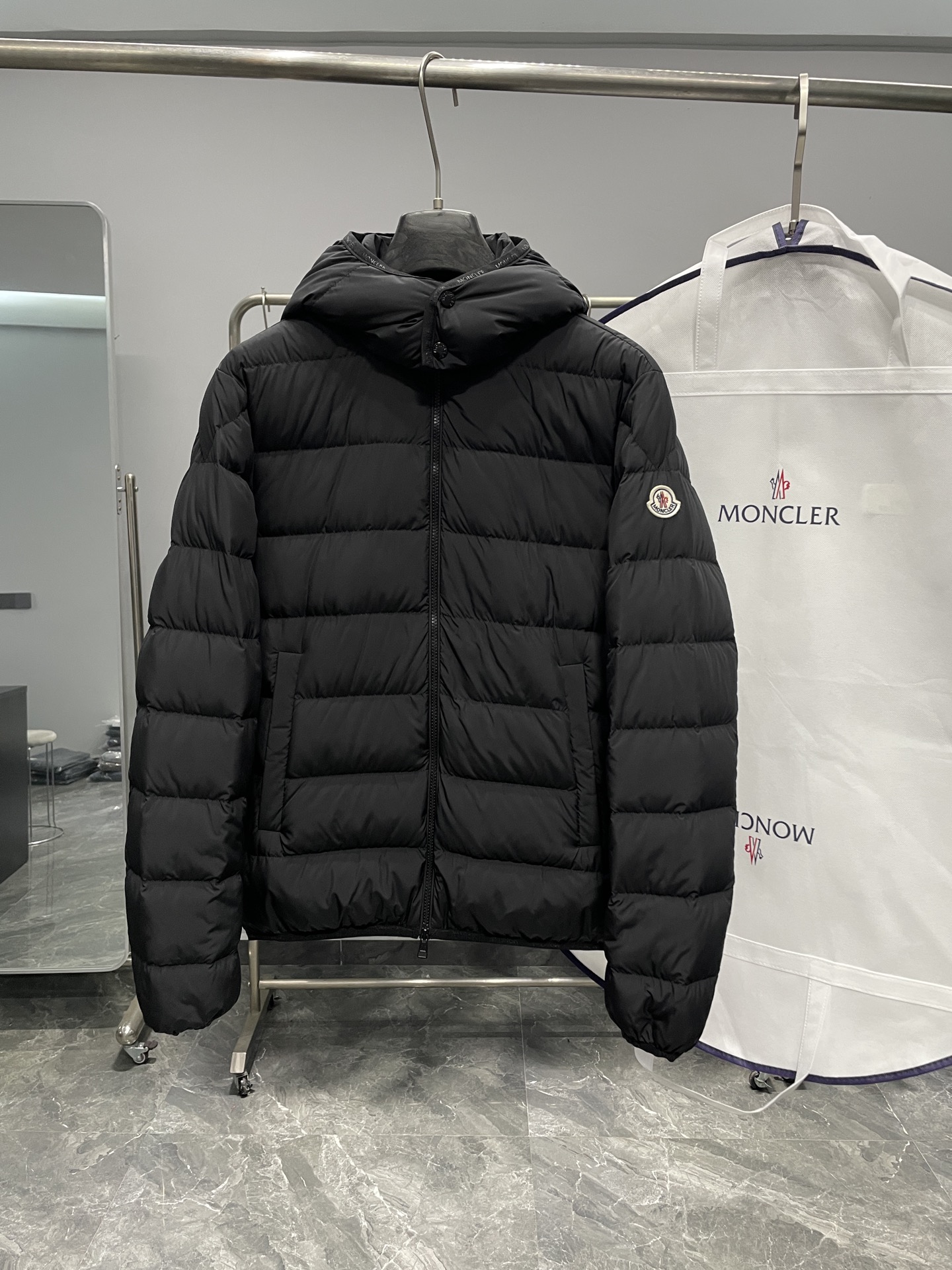 NO:645982,MON25FW new autumn and winter matte black nylon zipper down jacket, the same classic felt badge detachable hooded stand collar lightweight down jacket for men and women!  Trading company channels are rare, and it is available for sale on the official website simultaneously for 14,410RMB!  In the cold and windy winter streets, Fameng's new black lightweight down jacket is like a messenger of fashion and warmth, quietly appearing in people's sight and becoming the favorite of many fashionistas and people who value quality life!  This down jacket is carefully made of custom-made matte black nylon material. It has a delicate and smooth touch, as if your fingertips are sliding over silk!  The matte texture not only gives the down jacket a low-key and luxurious temperament, but also allows the wearer to show a calm and elegant style in any occasion!  The interior is filled with fluffy and soft European standard 90 white goose down. These white goose downs are like white clouds, clustered together lightly, exuding a warm atmosphere!  90% down content means that the down is of extremely high quality and has excellent thermal insulation properties. It can effectively lock in the air and form a natural thermal barrier, allowing you to feel as warm as the warm spring sun in the cold winter!  At the same time, the down jacket uses a horizontal quilting filling process. This unique process makes the filled down more evenly and plumply distributed. From the appearance, the down jacket has smooth lines without any bloat, but looks very slim!  The sleeve arms are decorated with classic felt badges. The pattern is classic and unique, highlighting the brand's exquisite craftsmanship and unique taste!  The embellishment of the printed webbing trim adds a touch of lively color to the entire down jacket, fully demonstrating the brand's tone!  The detachable hooded stand-up collar design is a thoughtful design that fully considers the needs of different consumers and wearing scenarios. On days when the cold wind is howling, you can put on the hood and pull up the stand-up collar to fully resist the cold wind and keep warmth around you!  And when the weather gets a little warmer, or you want to show a more capable image, you can take off the hat with just one click, change your style instantly, and show a different fashion charm!  The fitted version has been carefully designed and adjusted many times, so it can perfectly fit the curves of the human body and show off the wearer's figure advantages!  Whether it's a slim cut or just the right length, this down jacket keeps you warm while still being fashionable!  Color Black Size 1-5 Size Reference Size 1: Shoulder Width 45 Bust Sleeve Length 66 Dress Length 68 Size 2: Shoulder Width 46 Bust 112 Sleeve Length 67 Dress Length 69 Size 3: Shoulder Width 47 Bust 116 Sleeve Length 68 Dress Length 70 Size 4: Shoulder Width 48 Bust Sleeve Length 69 Dress Length 71 Size 5: Shoulder Width 49 Bust 124 Sleeve Length 70 Dress Length 72,,jackets &  coats,jackets & coats,down jacket,hats,alexander wang19860909MON25FW秋冬新款哑光黑色尼龙拉链羽绒夹克,男女同款经典毛毡徽章可拆卸连帽立领轻薄羽绒服外套！贸易公司渠道稀出,同步官网发售14410RMB！在寒风凛冽的冬日街头,法蒙新款黑色轻薄羽绒服宛如时尚与温暖的使者,悄然出现在人们的视野中,成为众多时尚达人和注重品质生活人士的心头好！ 该羽绒服采用客供定制哑光黑色尼龙材质精心制成,细腻而顺滑的触感,仿佛指尖在丝绸上滑过！哑光的质感不仅赋予了羽绒服一种低调而奢华的气质,更让穿着者在任何场合都能展现出沉稳大气的风范！内里蓬松而柔软的欧标90白鹅绒填充,这些白鹅绒宛如一朵朵洁白的云朵,轻盈地簇拥在一起,散发着温暖的气息！90含绒量意味着羽绒的品质极高,保暖性能卓越,能够有效地锁住空气,形成一道天然的保暖屏障,让你在寒冷的冬日里感受到如春日暖阳般的温暖！同时羽绒服采用了横向绗缝填充工艺,这种独特的工艺使得填充的羽绒分布得更加均匀饱满,从外观上看,羽绒服线条流畅,没有丝毫的臃肿感,反而显得十分修身！ 袖臂装饰着经典的毛毡徽章,图案经典且独特,彰显着品牌的精湛工艺和独特品味！而印花织带饰边的点缀,则为整件羽绒服增添了一抹灵动的色彩,尽显品牌调性！可拆卸式连帽立领设计,这一贴心的设计充分考虑了不同消费者的需求和穿着场景,在寒风呼啸的日子里,你可以将帽子戴上,拉上立领,全方位地抵御寒风的侵袭,让温暖紧紧环绕在身边！而当天气稍微转暖,或者你想要展现出更加干练的形象时,只需轻轻一拆,就能将帽子取下,瞬间变换风格,展现出不同的时尚魅力！合身版型经过了精心的设计和多次的试穿调整,能够完美地贴合人体曲线,展现出穿着者的身材优势！无论是修身的剪裁,还是恰到好处的长度,都让这件羽绒服在保暖的同时,又不失时尚感！ 颜色黑色 尺码1-5 尺寸参考 1码:肩宽45胸围袖长66衣长68 2吗:肩宽46胸围112袖长67衣长69 3码:肩宽47胸围116袖长68衣长70 4码:肩宽48胸围袖长69衣长71 5码:肩宽49胸围124袖长70衣长72,,jackets & coats,jackets & coats,down jacket,hats,alexander wang,Men's clothing