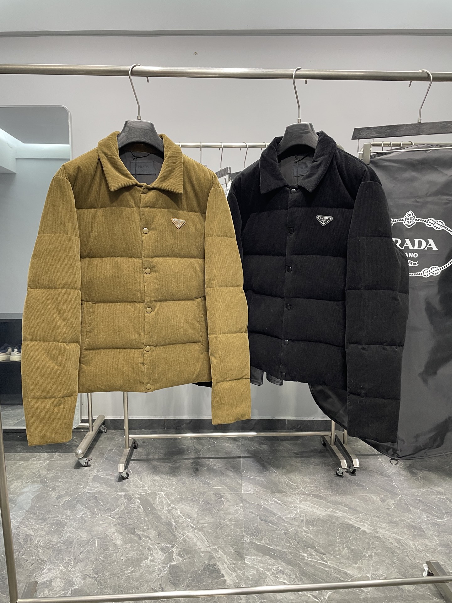 NO:646005,High version, pay attention to details. Prada 25FW This triangle logo is made of genuine leather, and the triangle logo hardware. The Prada letters are smoothed by hand and have no convex feeling, just like ZP. There are three pockets inside. All details are the same as ZP.  An autumn and winter fashionable tool for both men and women. Fashionable men and women can feel free to buy this timeless classic. It is definitely the best choice as a daily commuting item!  This down jacket is made of custom-woven corduroy material supplied by customers. The surface of the fabric has three-dimensional and warm groove details. It visually has a retro and nostalgic tone. It has a little bit of the 70s feel in it, giving people a lazy and relaxing feeling!  The delicate and smooth fiber lining inside is filled with 90% white goose down. It has sufficient down filling and is free of stems and clumps. It has a full and soft down texture. It rebounds instantly when pressed. It can effectively lock in and gather body temperature, bringing you the warmest and most comfortable wearing experience!  The basic and conventional stand-up collar vest style cutting, simple and neat design, can easily create a fashionable and elegant casual look!  Size S-XL,,prada,down jacket,alexander wang19860909高版本 注意细节 Prada 25FW 此款三角标采用真皮、三角标五金logo Prada字母采用磨平工艺用手抚摸无凹凸感和ZP一样.内里设有三个口袋. 所有细节和ZP一样. 配专属防尘袋.高版本请认准细节.秋冬新款灯芯绒立领保暖羽绒服 男女同款经典三角标马甲,灯芯绒面料真的好温柔哦,绝对是秋冬穿搭的一大亮点～ 男女通穿的秋冬时尚着装利器,对于这种不易过时的经典之作,各位潮男潮女们可以放心入手,作为日常通勤单品搭配绝对是最佳的选择！ 此款羽绒服甄选客供定织灯芯绒材质制作而成,面料表面立体温润的坑条细节,视觉上自带复古怀旧腔调,骨子里混了些许70年代的feel,给人慵懒放松的感觉！内里细腻爽滑的纤维内衬,搭配90白鹅绒填充,充绒量足且无梗不结块,饱满柔软的羽绒质感,按压下去瞬间回弹,着身可以有效的锁温聚温,带来最保暖舒适的着穿体验！基础常规的立领马甲版型裁剪,简洁利落的设计,可轻松打造时尚大气的休闲造型！ 尺码S-XL,,prada,down jacket,alexander wang,Men's clothing