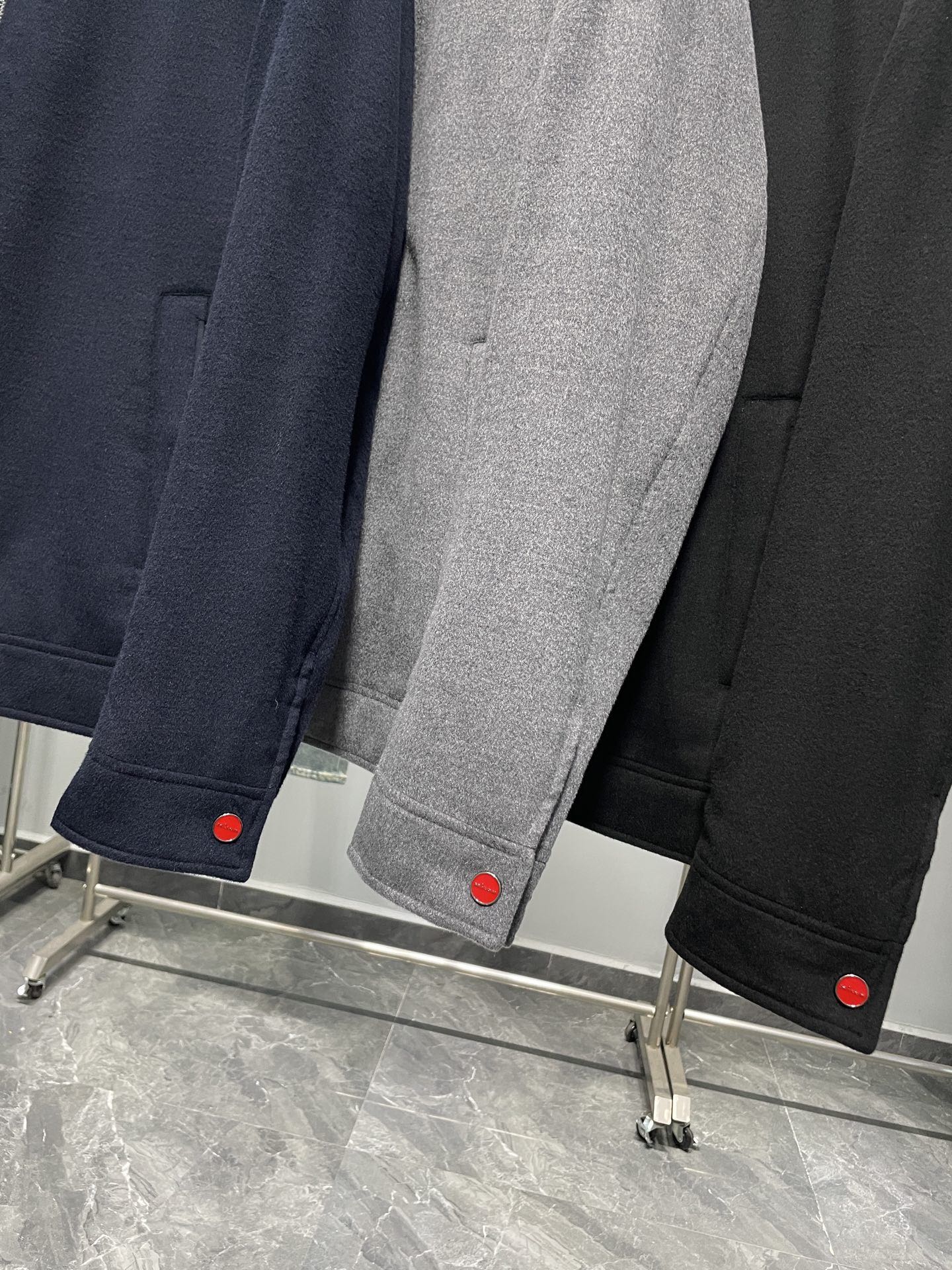 KITON25FW秋冬新款羊毛混纺翻领夹克，男士经典红色拉链装饰商务休闲行政夹克外套！贸易公司渠道稀出，