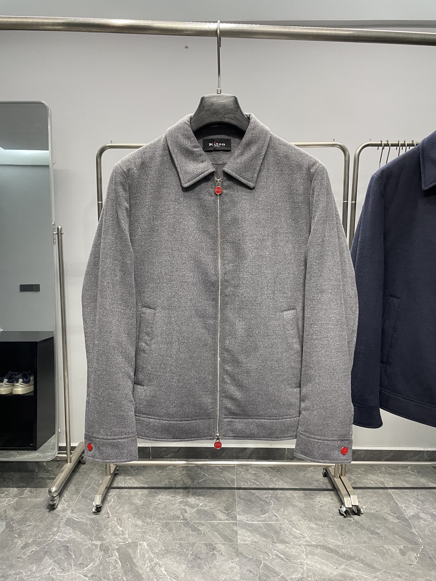 KITON25FW秋冬新款羊毛混纺翻领夹克，男士经典红色拉链装饰商务休闲行政夹克外套！贸易公司渠道稀出，