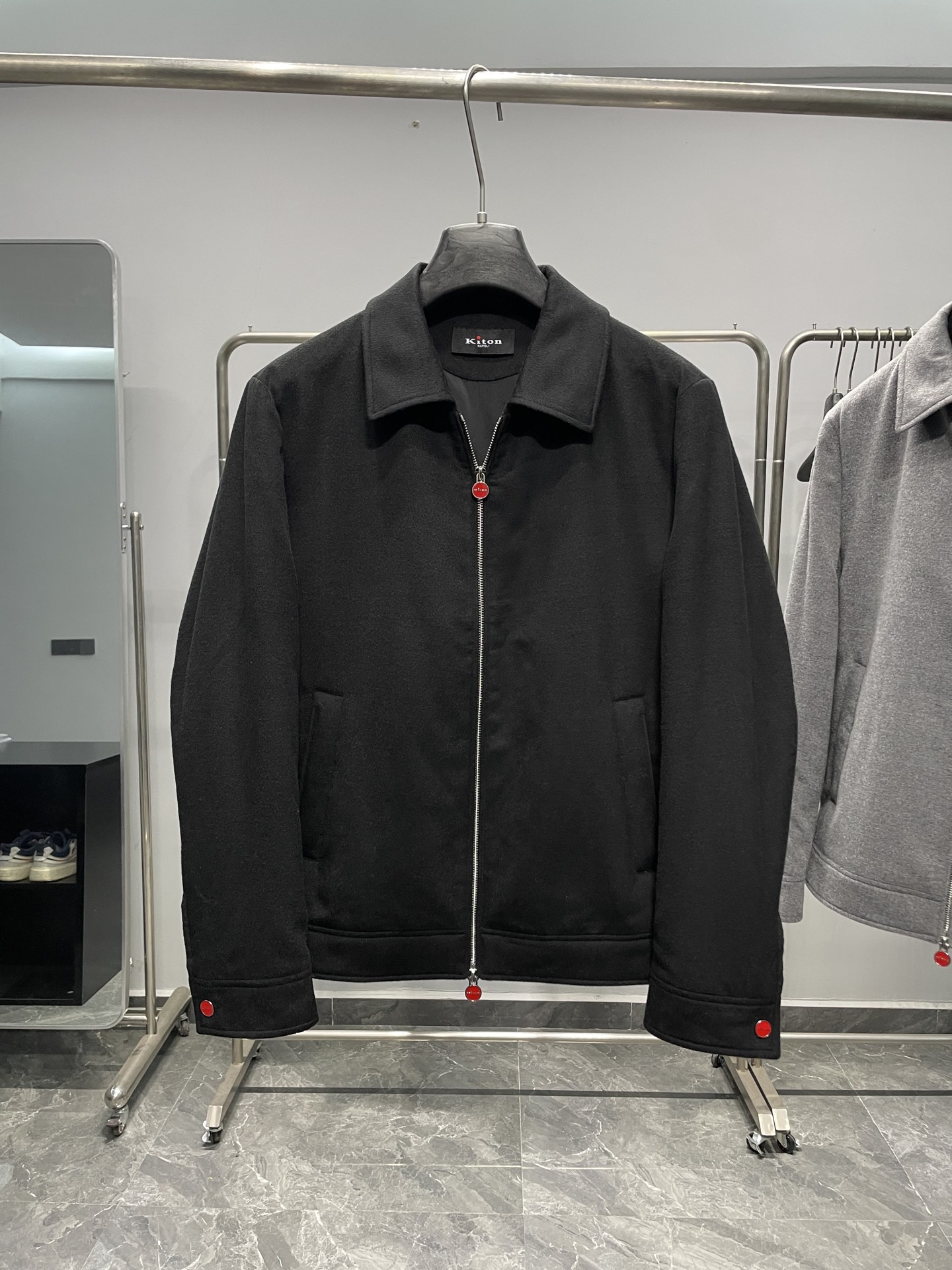 KITON25FW秋冬新款羊毛混纺翻领夹克，男士经典红色拉链装饰商务休闲行政夹克外套！贸易公司渠道稀出，