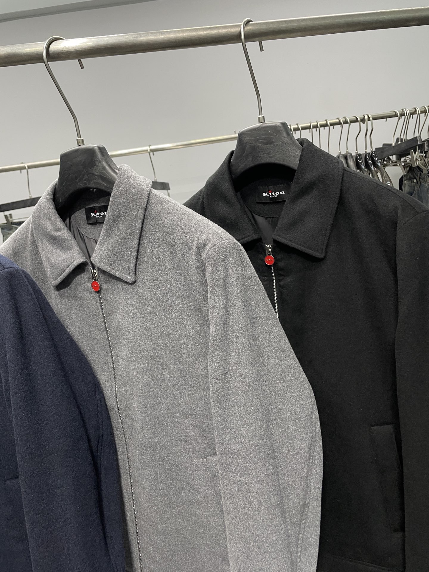 KITON25FW秋冬新款羊毛混纺翻领夹克，男士经典红色拉链装饰商务休闲行政夹克外套！贸易公司渠道稀出，