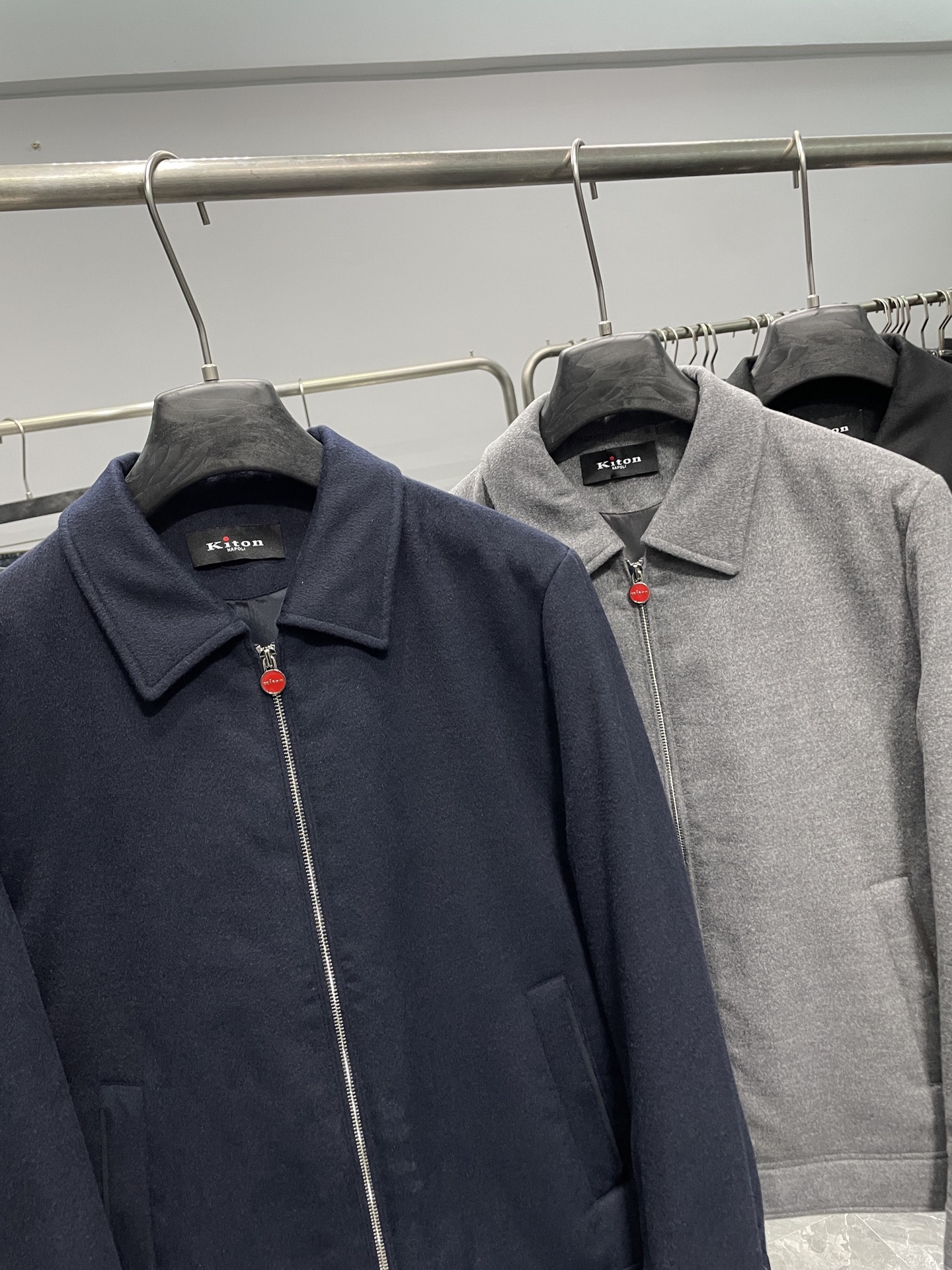 KITON25FW秋冬新款羊毛混纺翻领夹克，男士经典红色拉链装饰商务休闲行政夹克外套！贸易公司渠道稀出，